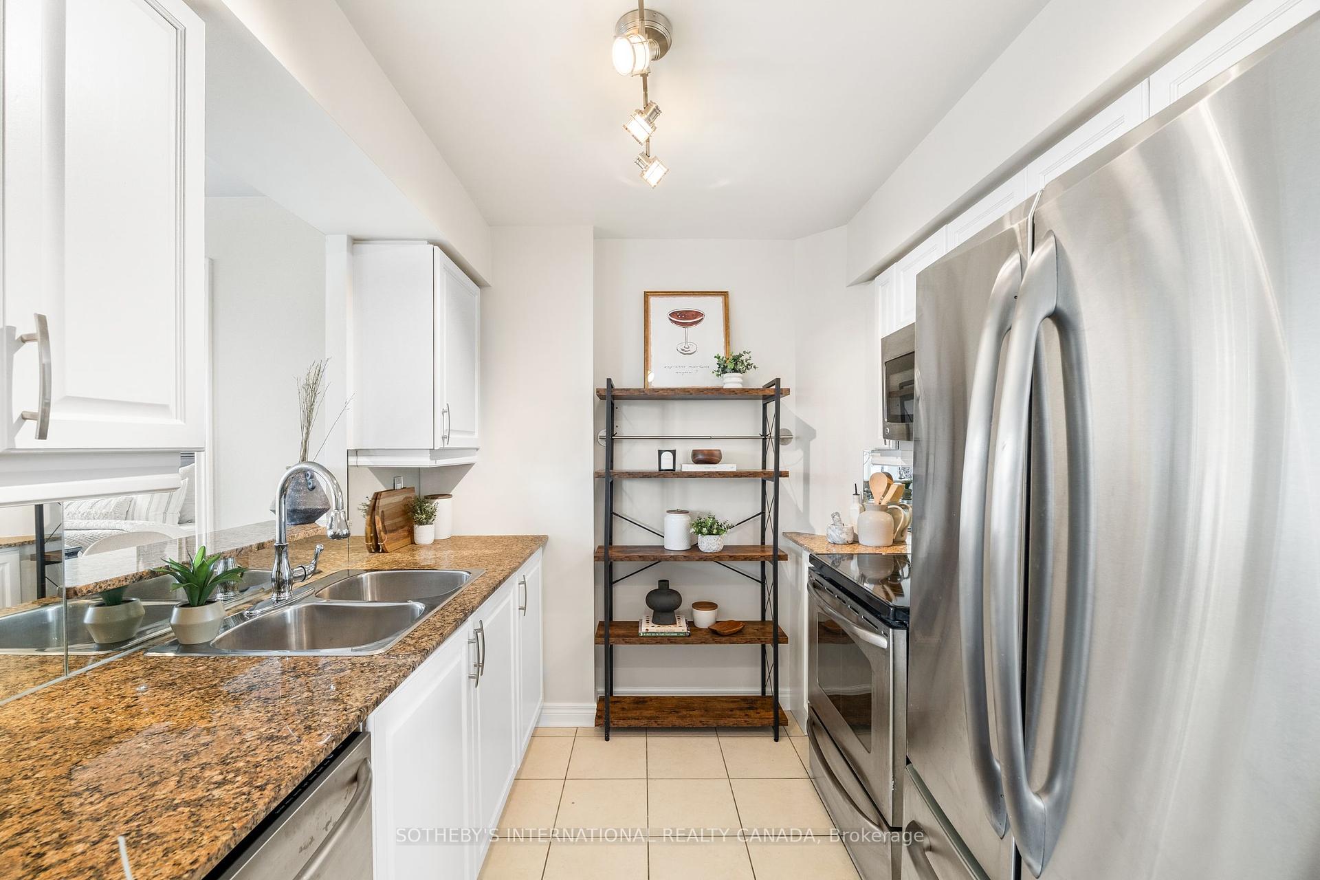 2 Bedrooms Condo at 40 Old Mill, Oakville For sale