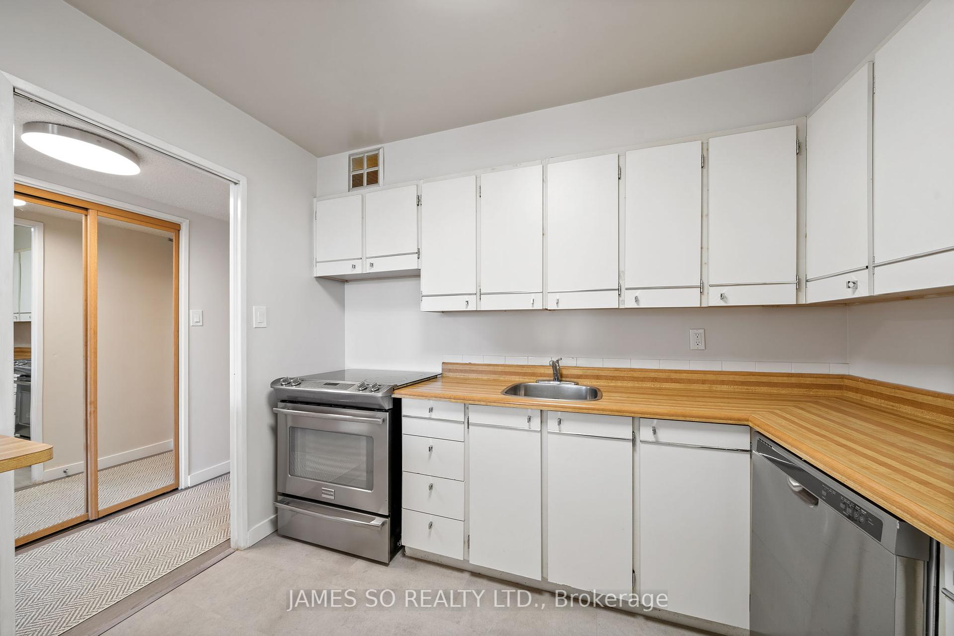 3 Bedrooms Condo at 20 Fashion Roseway,  Toronto For sale