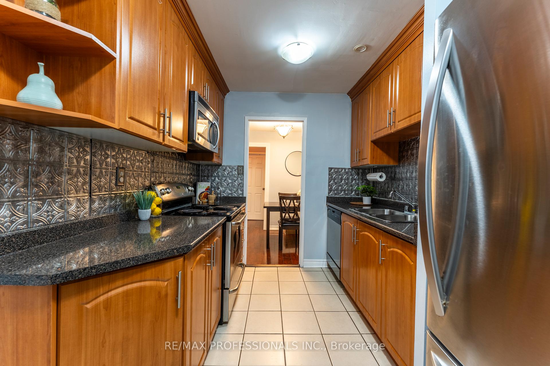 3 Bedrooms Condo at 2095 Roche,  Mississauga For sale