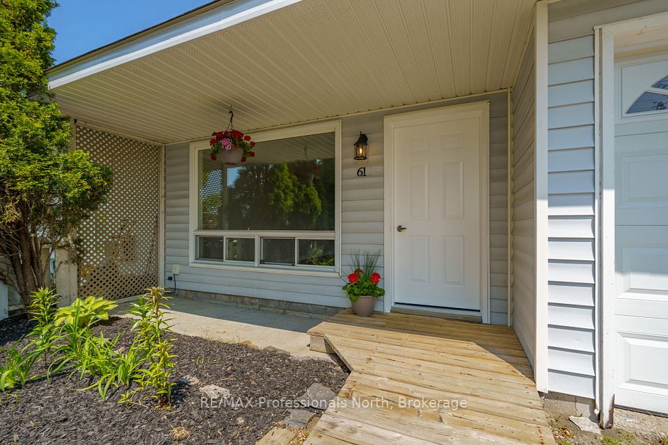 61 Balls Drive, Bracebridge, ON P1L 1N8