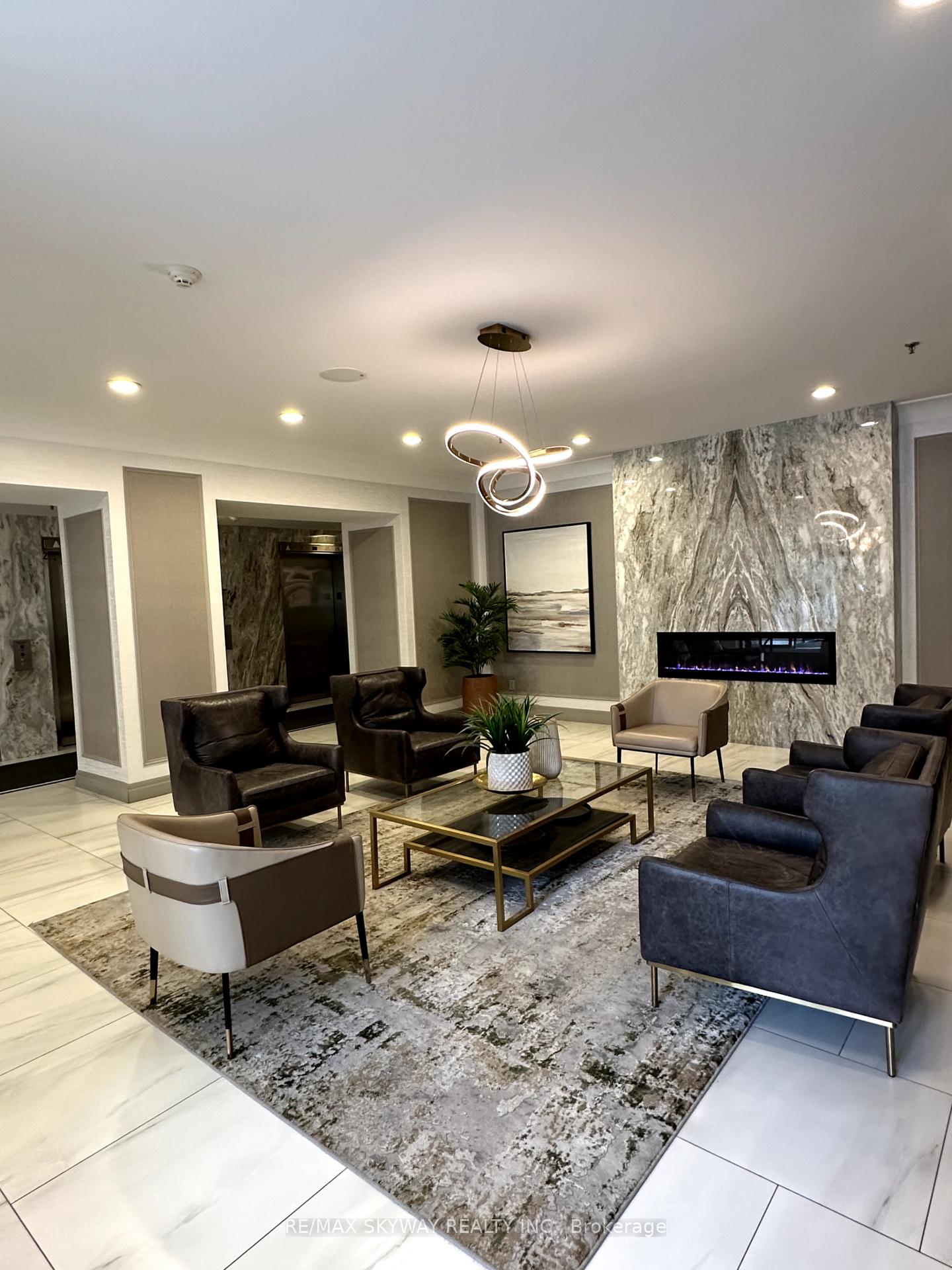 2 Bedrooms Condo at 75 King,  Mississauga For sale