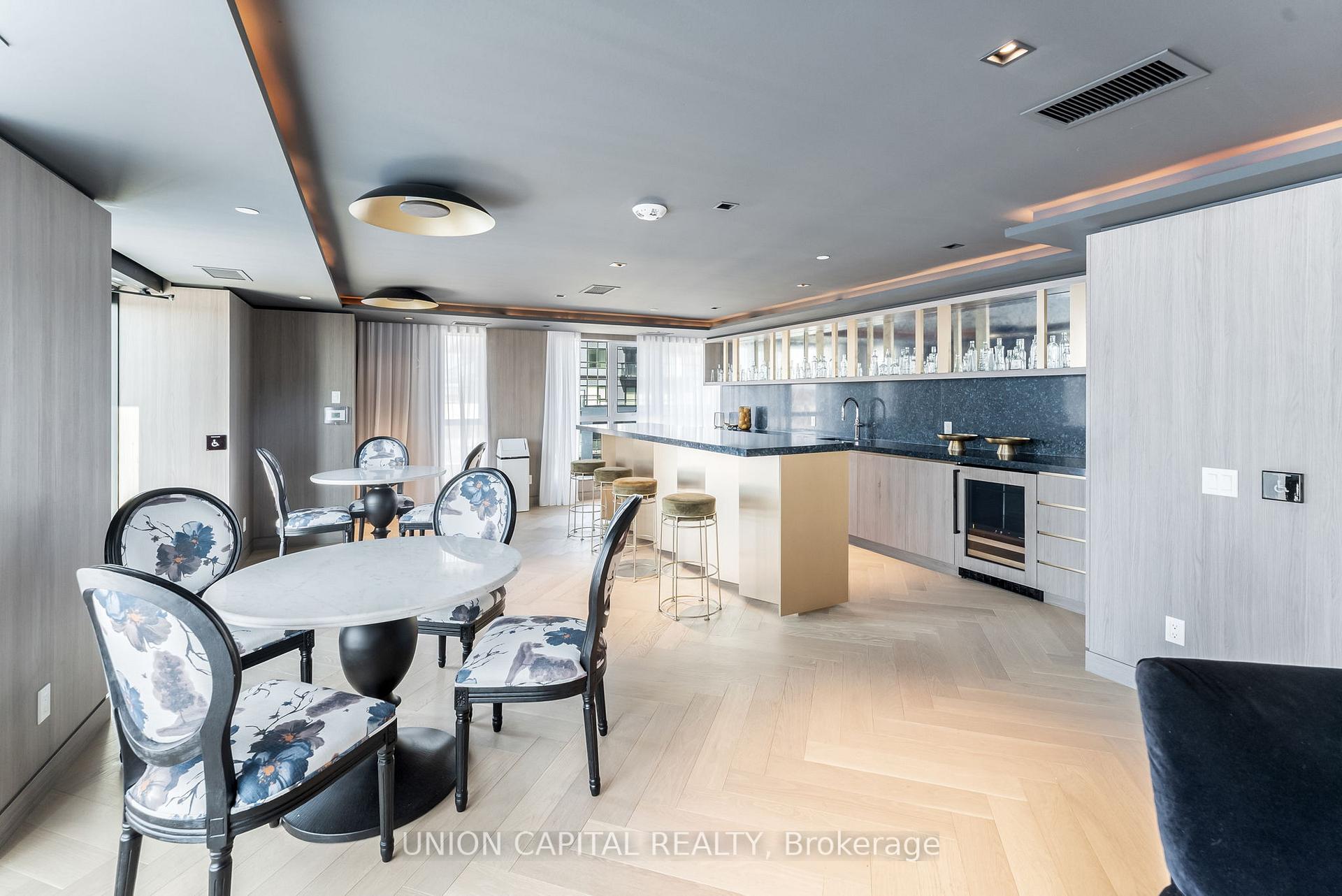 2 Bedrooms Condo at 405 Dundas, Oakville For sale