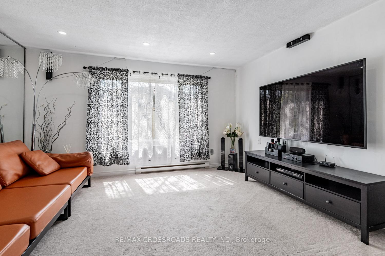 4 Bedrooms Condo at 43 Courville Coachway, Toronto For sale