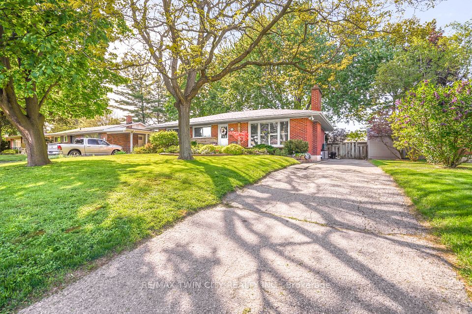 16 Redwood Road, Brantford, ON N3R 3M1