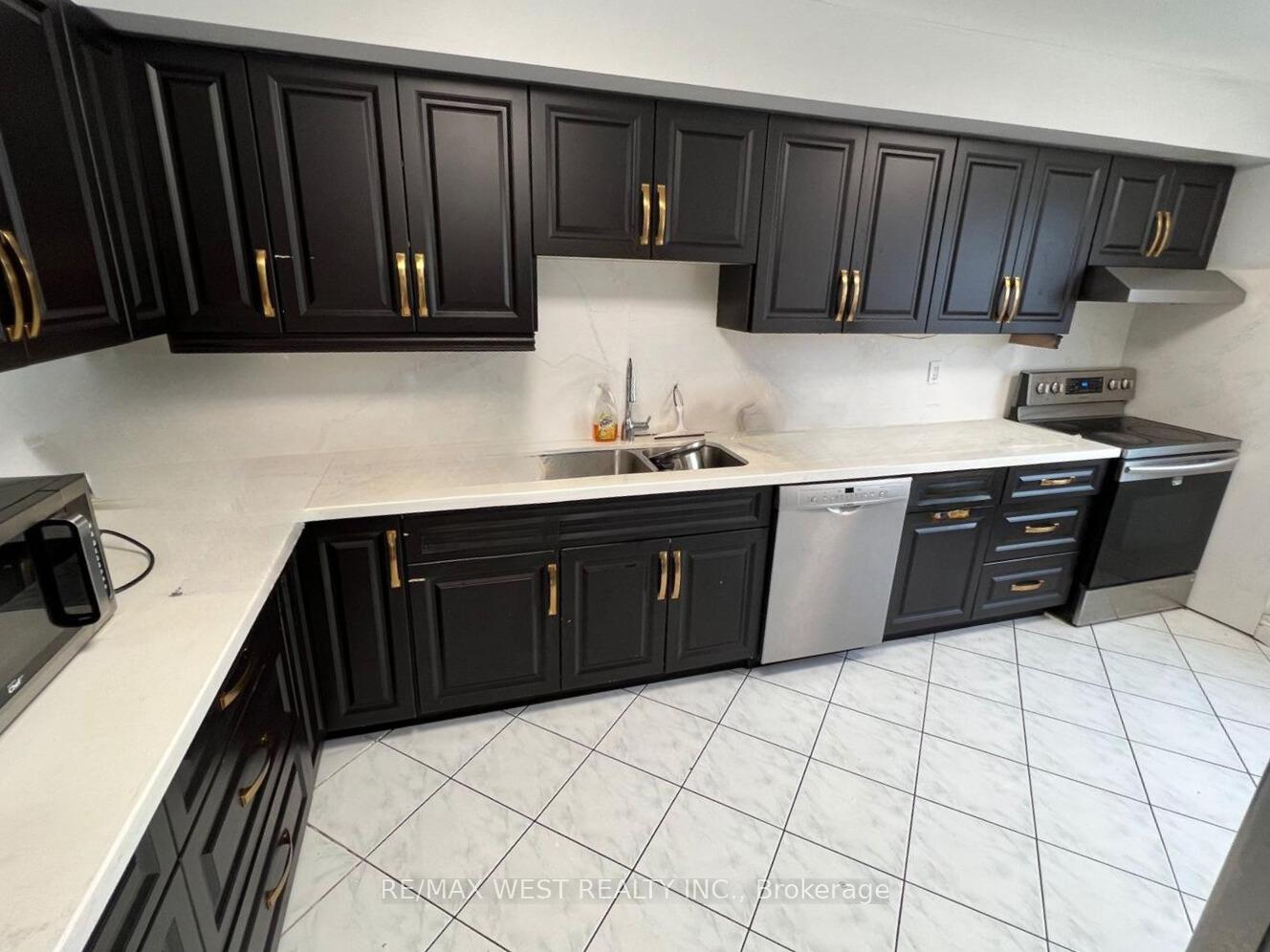 4 Bedrooms Condo at 1 Reidmount, Toronto For sale