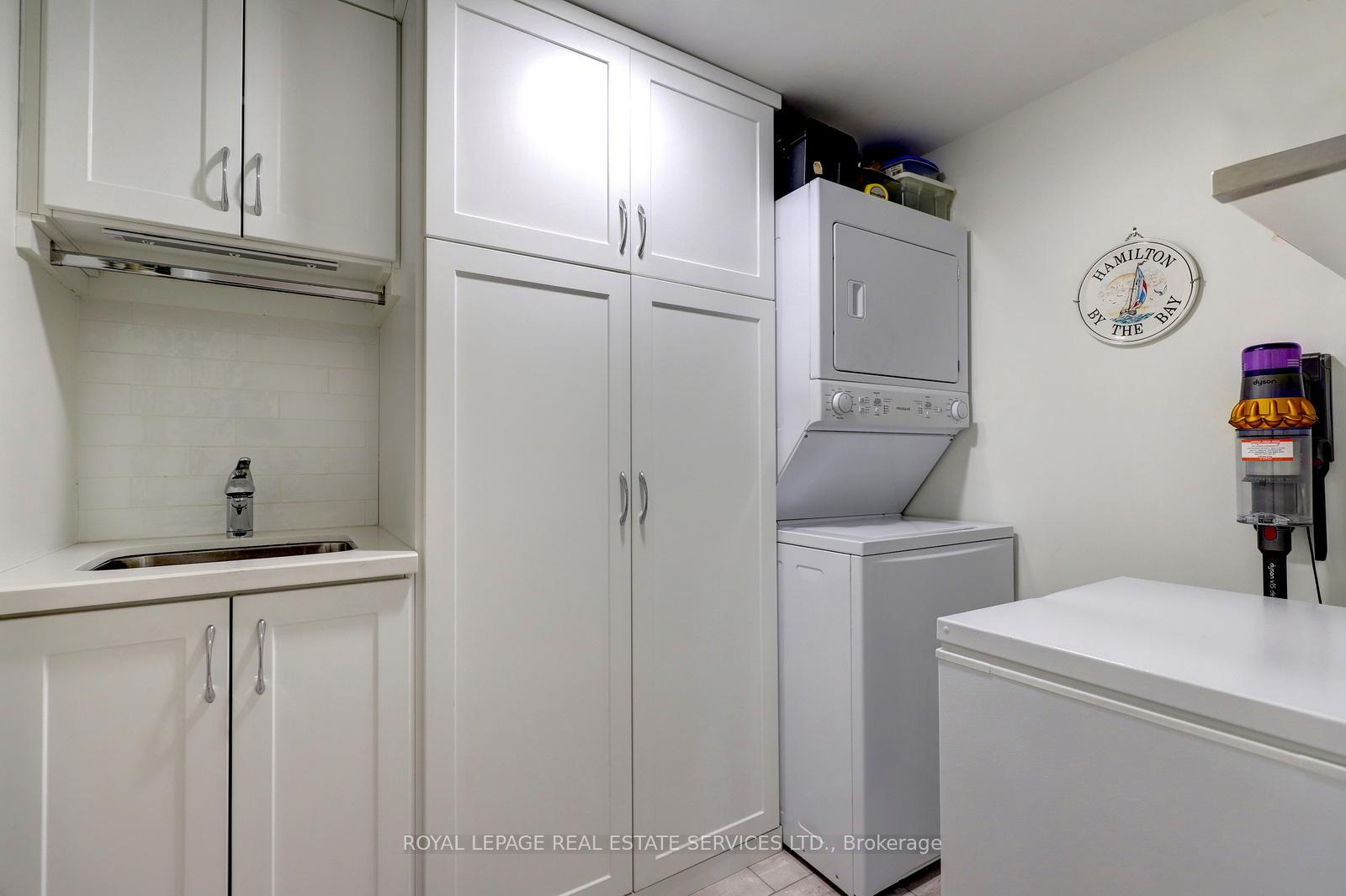 2 Bedrooms Condo at 2190 Lakeshore, Burlington For sale