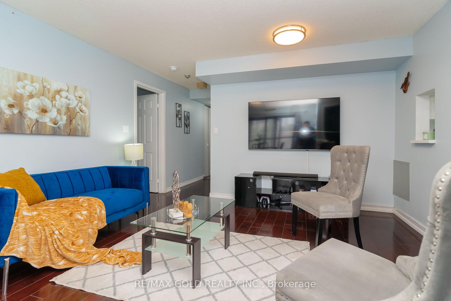3 Bedrooms Condo at 25 Agnes, Mississauga For sale