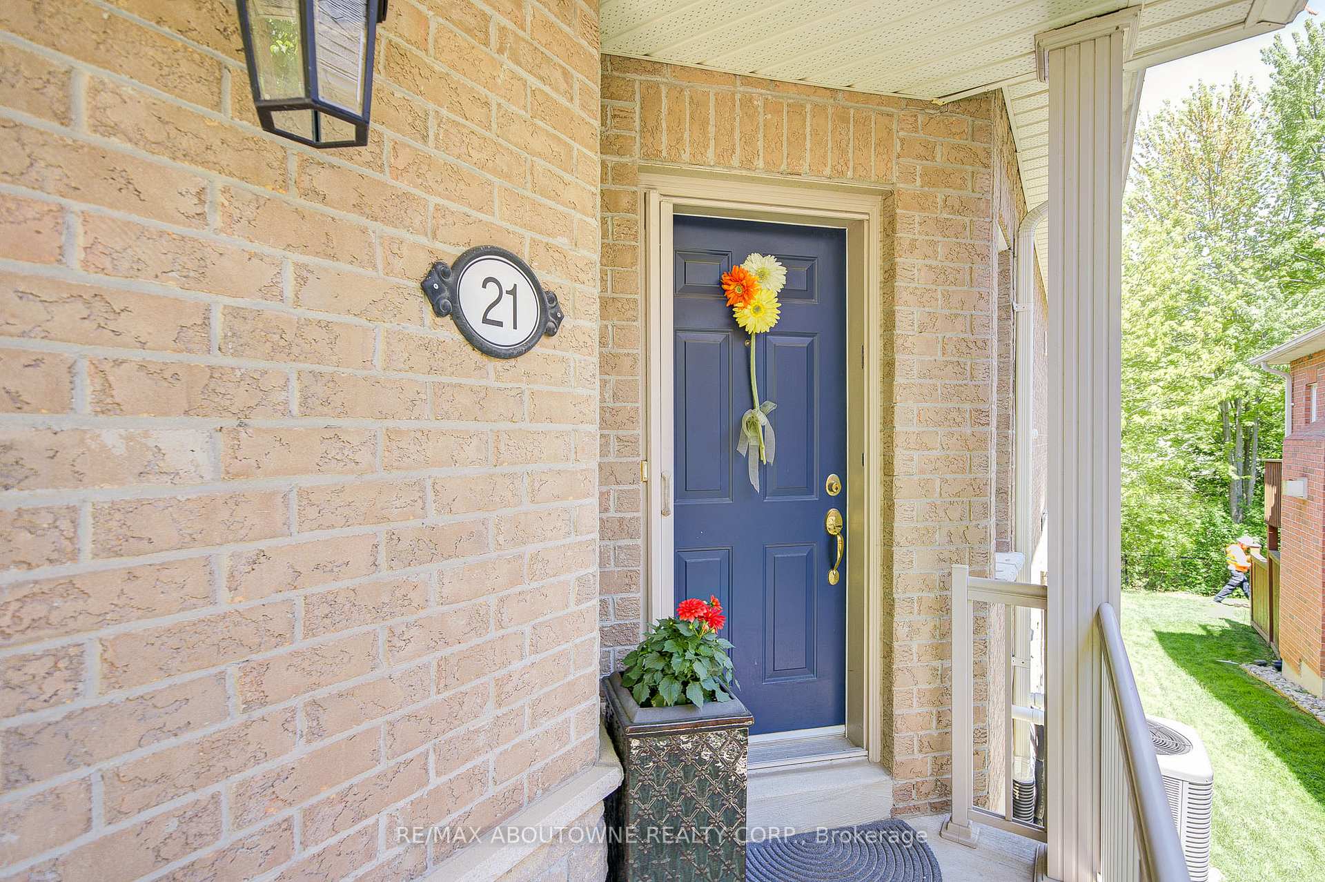 2 Bedrooms Condo at 1169 Dorval, Oakville For sale