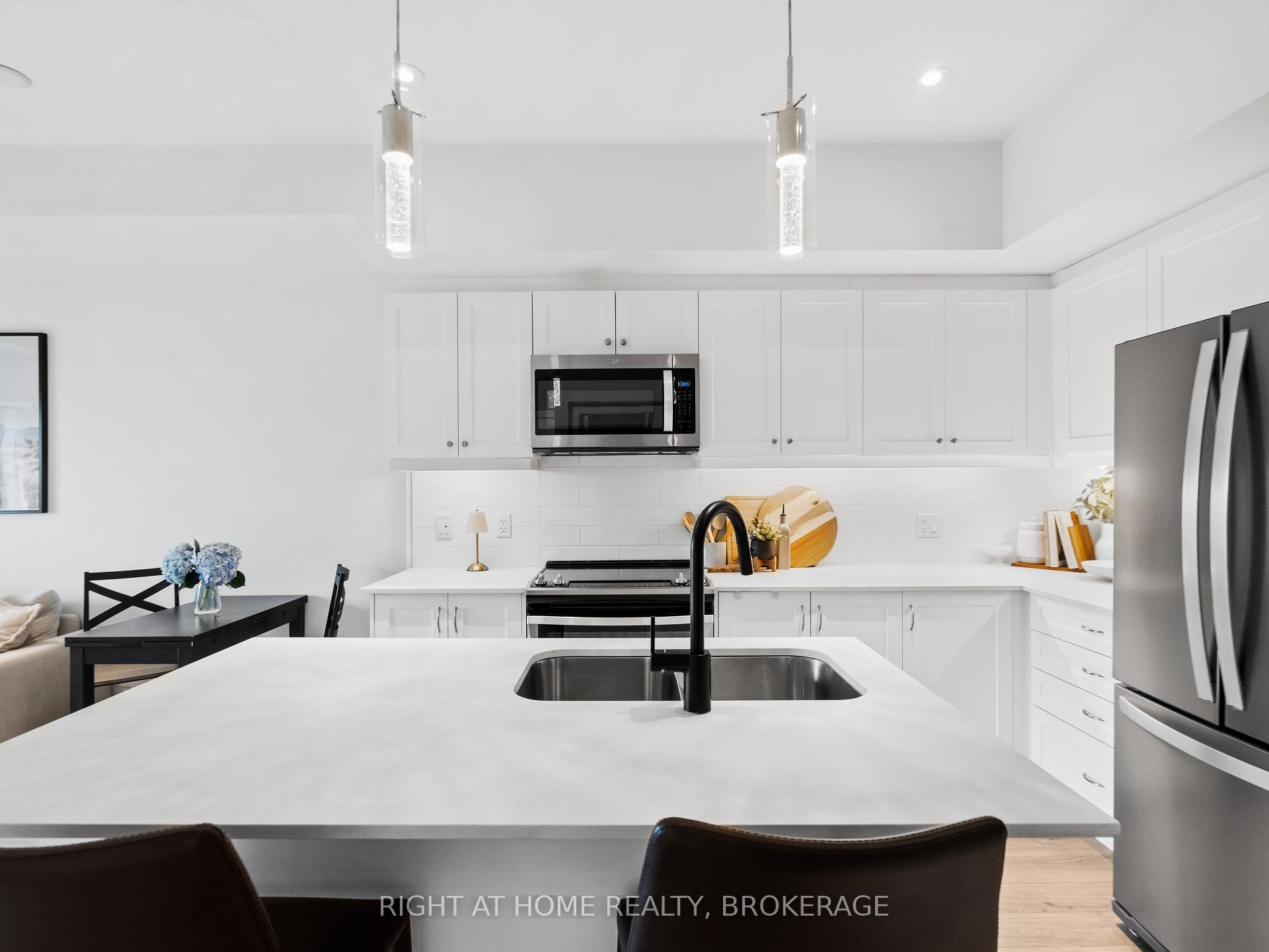 2 Bedrooms Condo at 16 Markle, Hamilton For sale