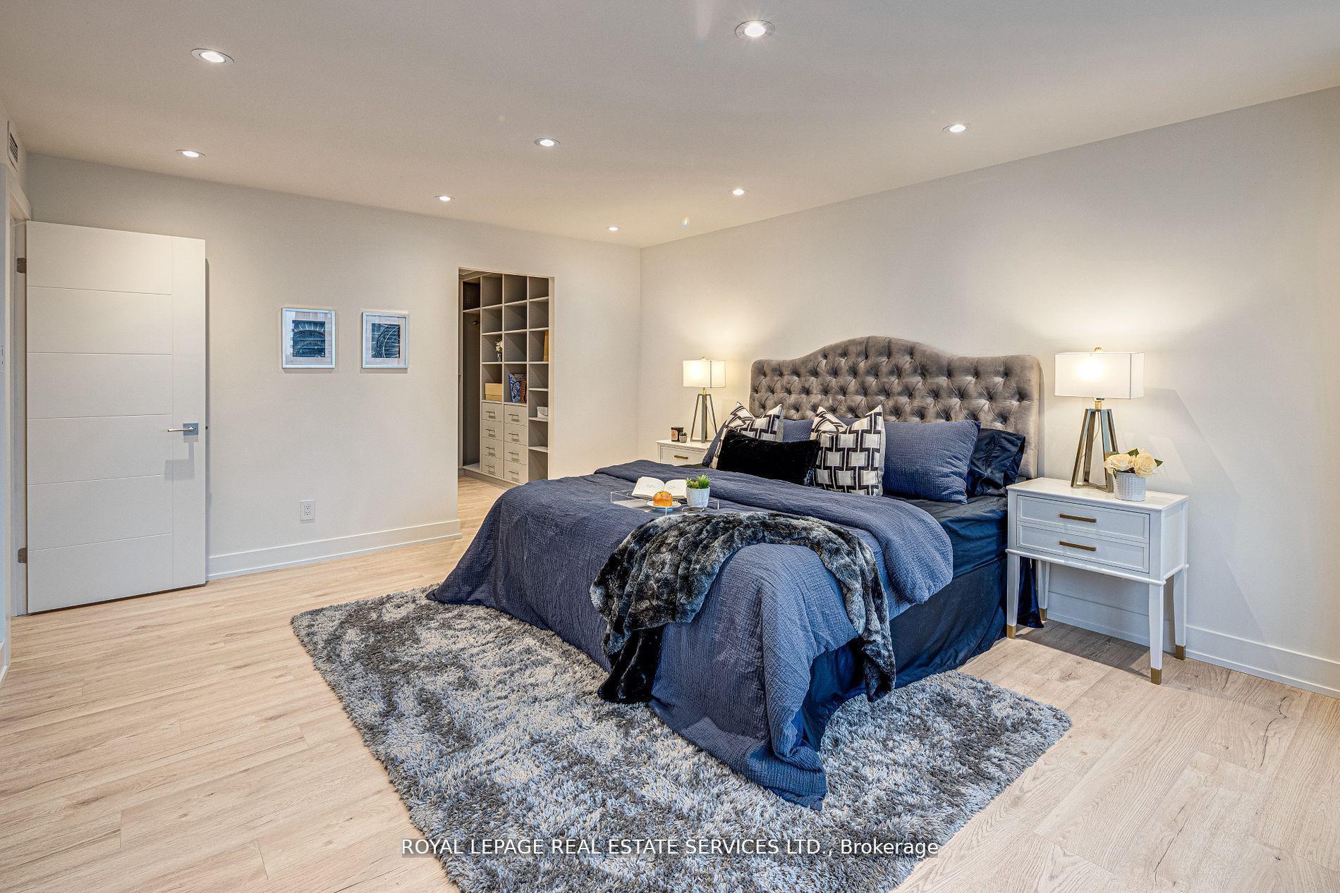 2 Bedrooms Condo at 175 Cumberland, Toronto For sale