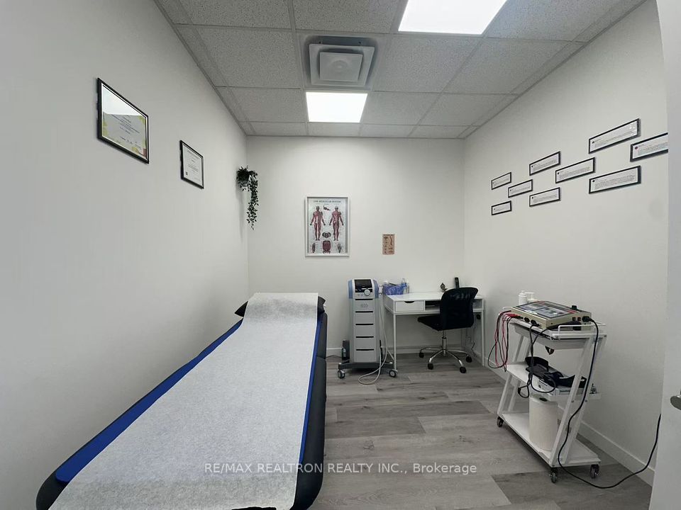 https://trreb-image.ampre.ca/Ke9ABb5UNZF7gprHauoIE24-ShK2MEt42jVKkzzYOjI/rs:fit:960:960/wm:.5:so:0:50:.4/wmsh:10/wmt:PHNwYW4gZm9yZWdyb3VuZD0nd2hpdGUnIGZvbnQ9JzY4Jz5SRS9NQVggUkVBTFRST04gUkVBTFRZIElOQy4sIEJyb2tlcmFnZTwvc3Bhbj4/L3RycmViL2xpc3RpbmdzLzQwLzYwLzU4LzU2L3AvODZlZWM3N2ItZDRkYi00NjQ4LWJlYjAtYTQ2YTQ1ZmY2N2JhLmpwZw.jpg
