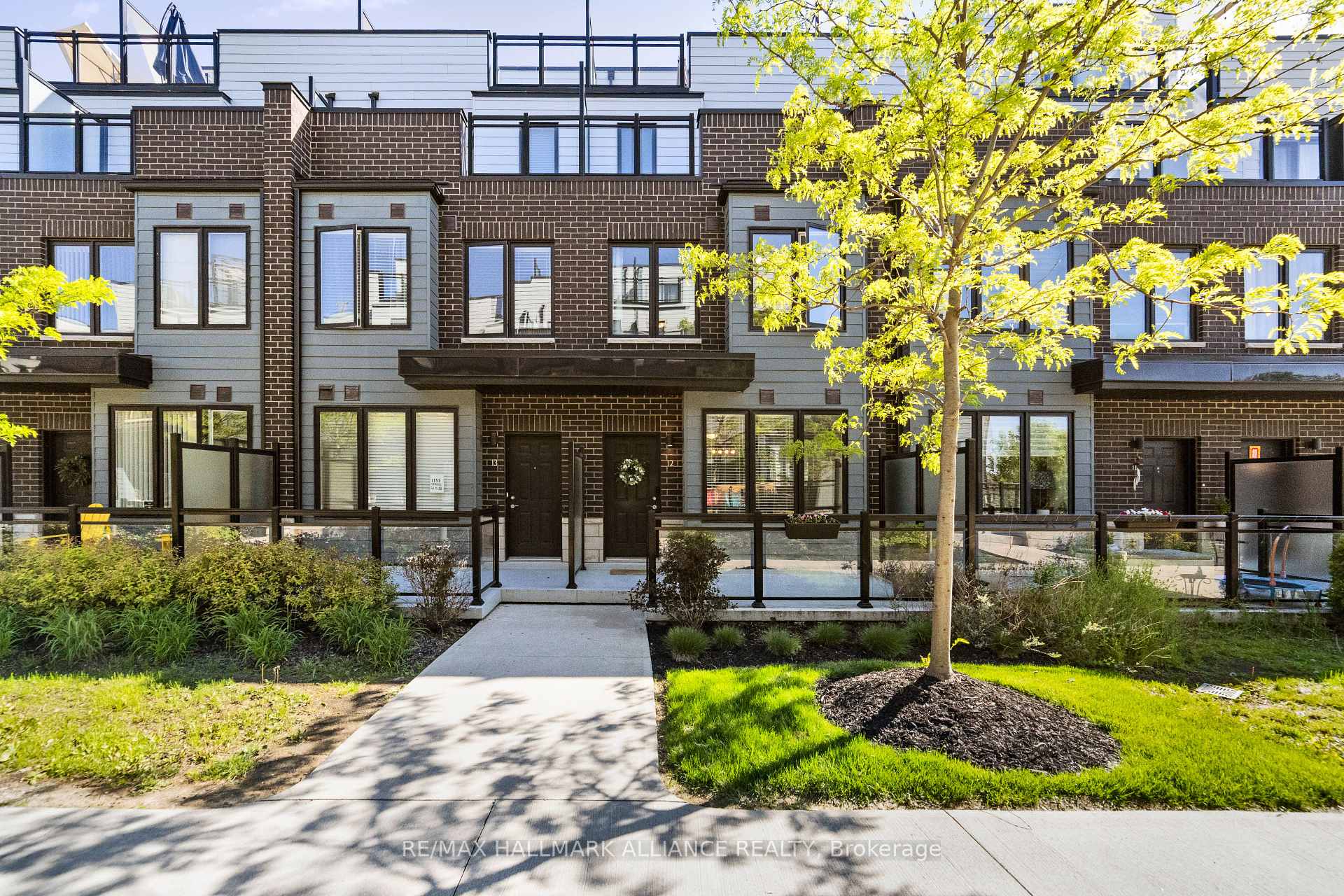3 Bedrooms Condo at 1150 Stroud, Mississauga For sale