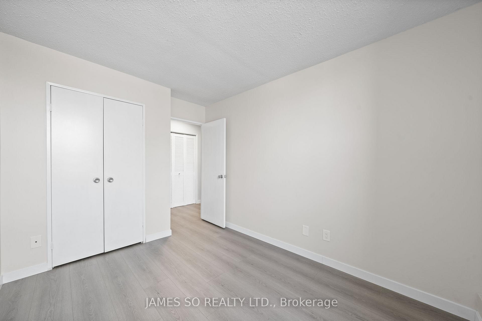3 Bedrooms Condo at 20 Fashion Roseway,  Toronto For sale