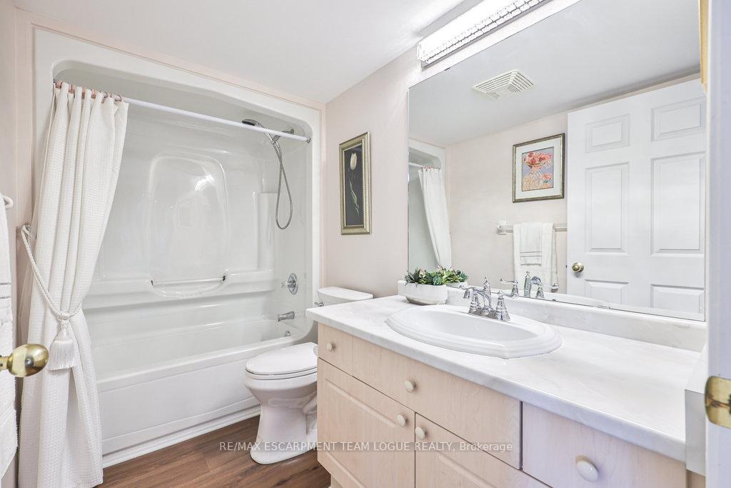 2 Bedrooms Condo at 216 Plains Road West, Burlington For sale