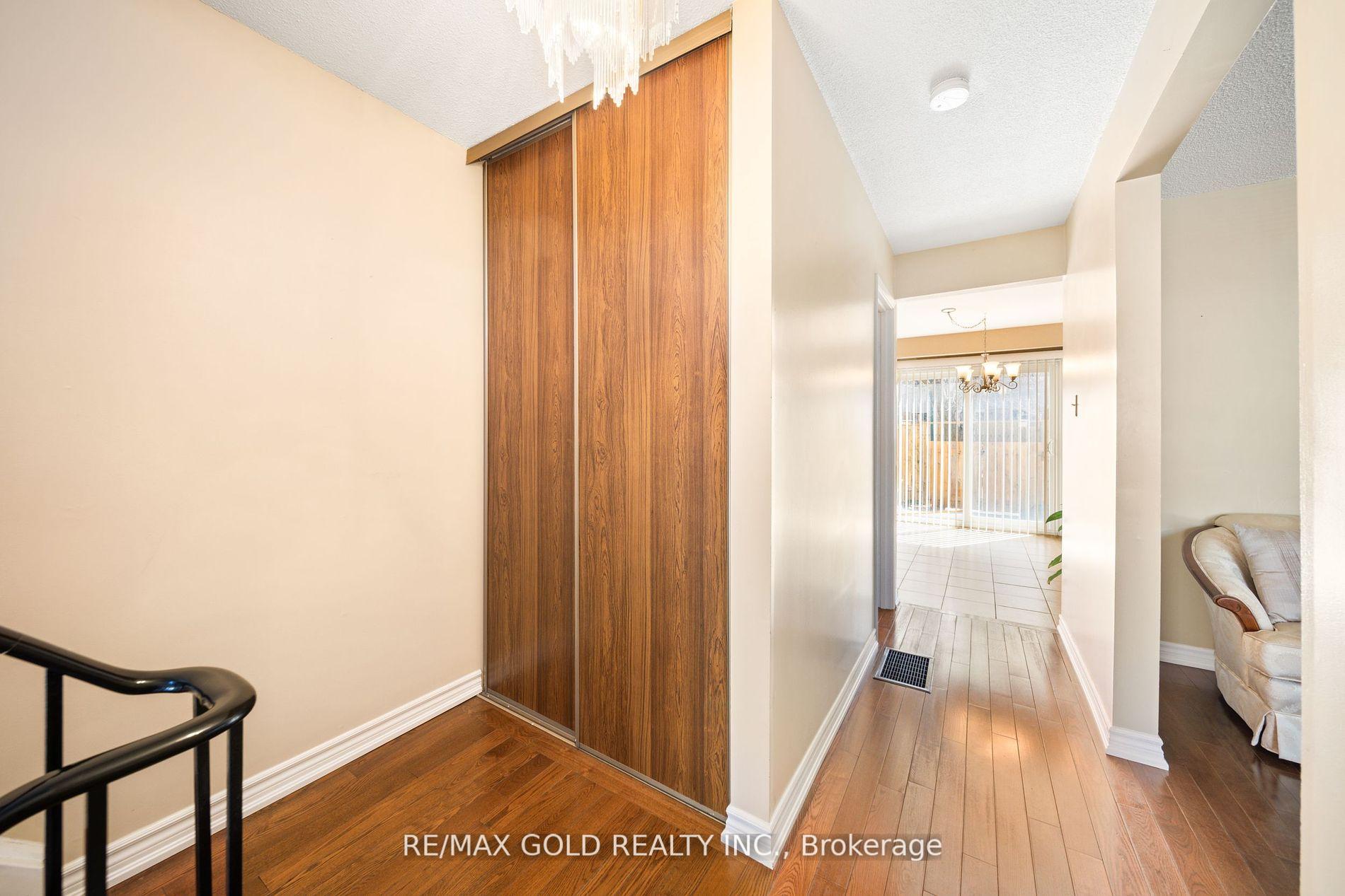 4 Bedrooms Condo at 1050 Shawnmarr, Mississauga For sale