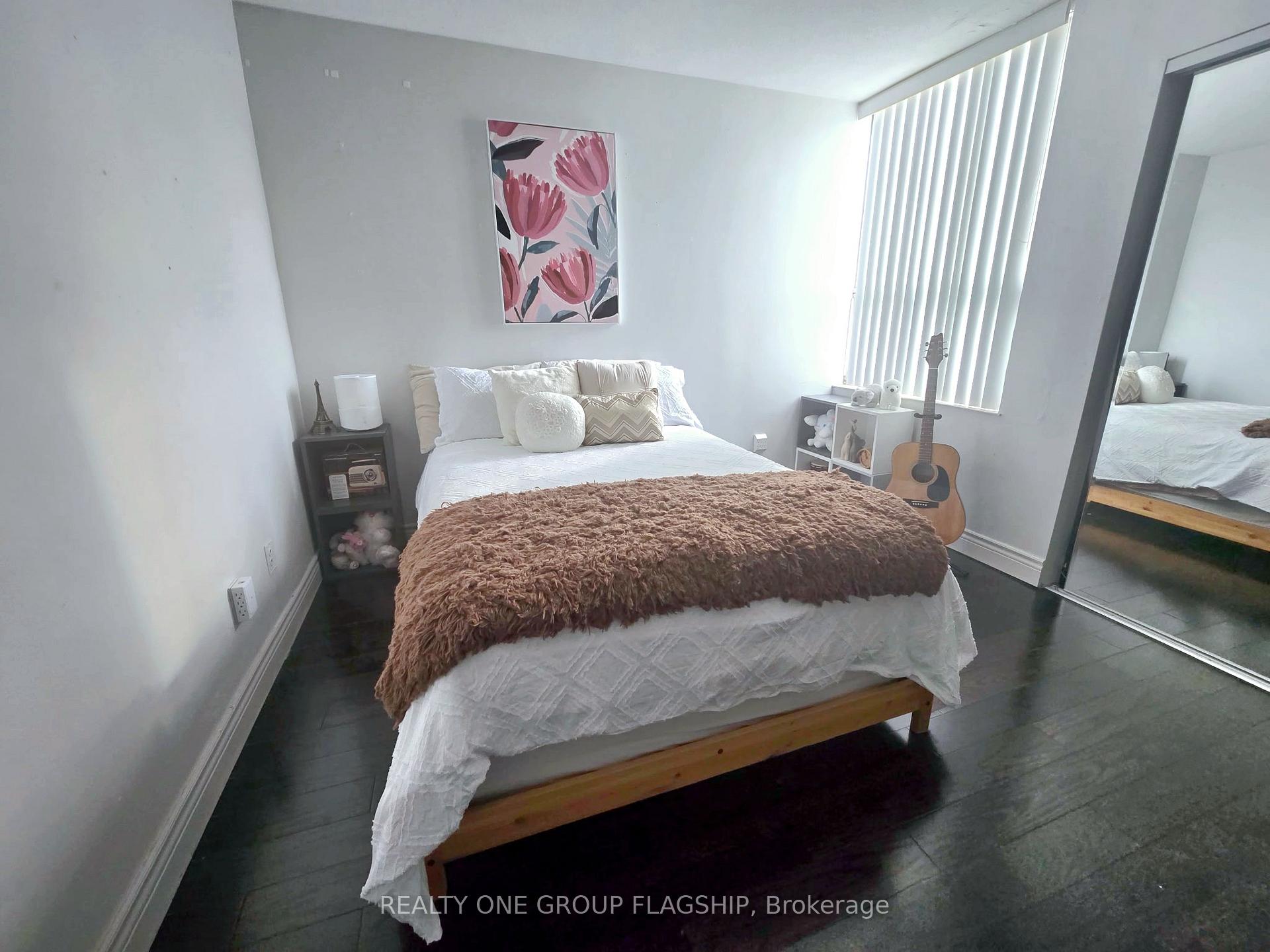 3 Bedrooms Condo at 10 Edgecliff,  Toronto For sale