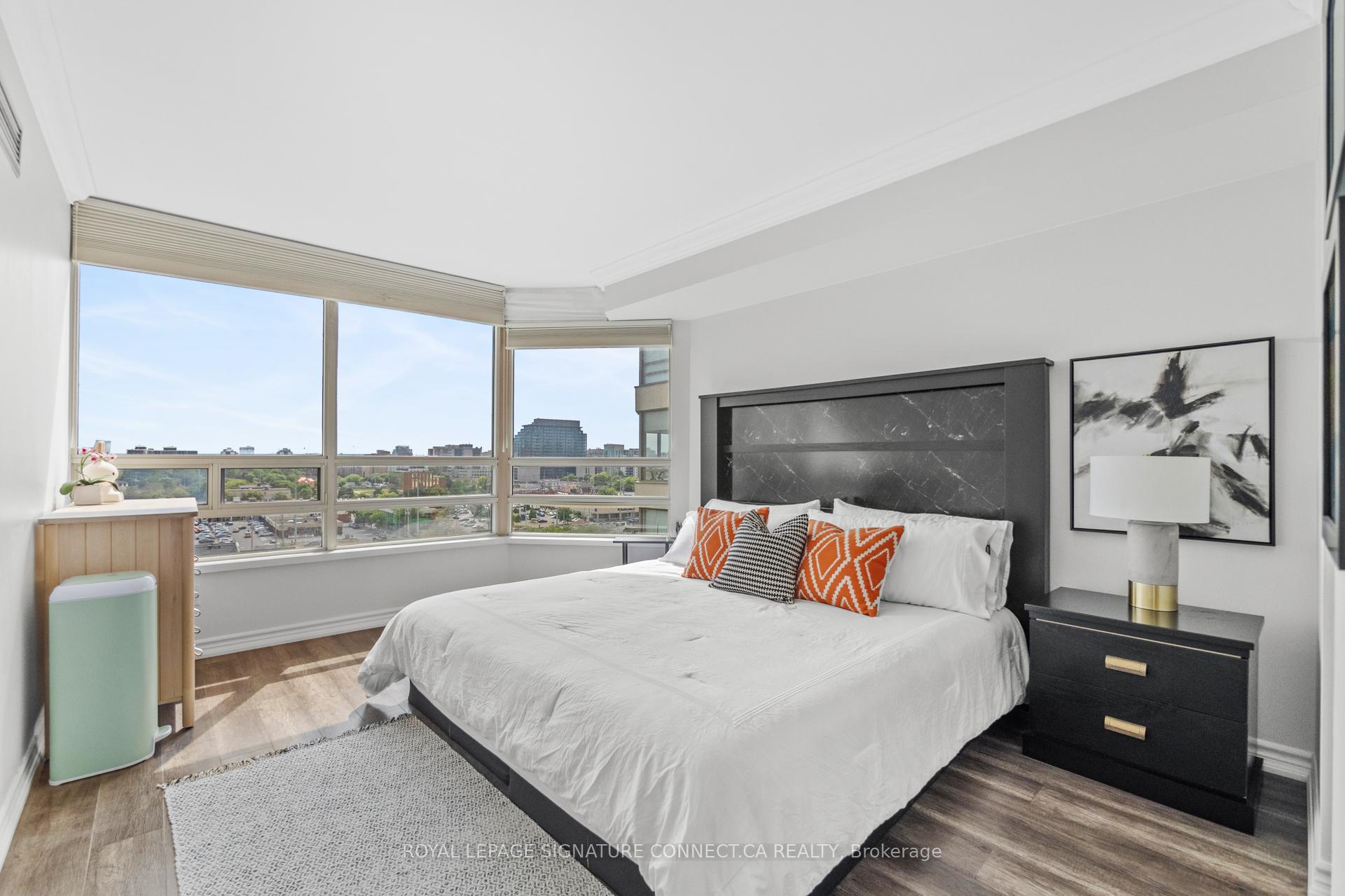 2 Bedrooms Condo at 75 King, Mississauga For sale