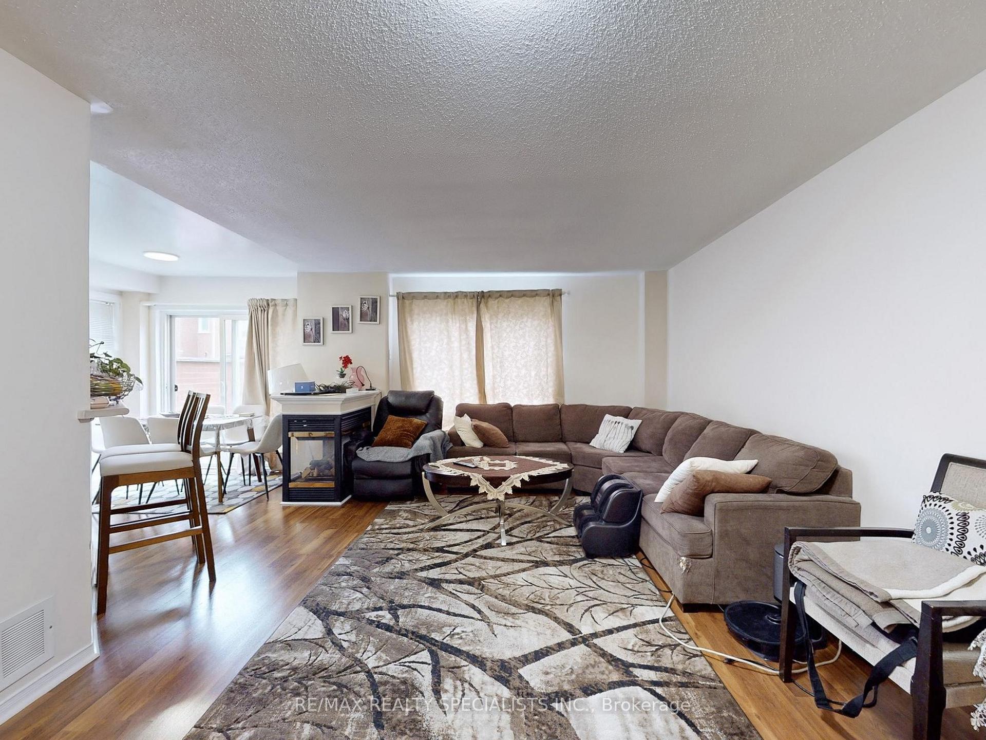 3 Bedrooms Condo at 5223 Fairford,  Mississauga For sale