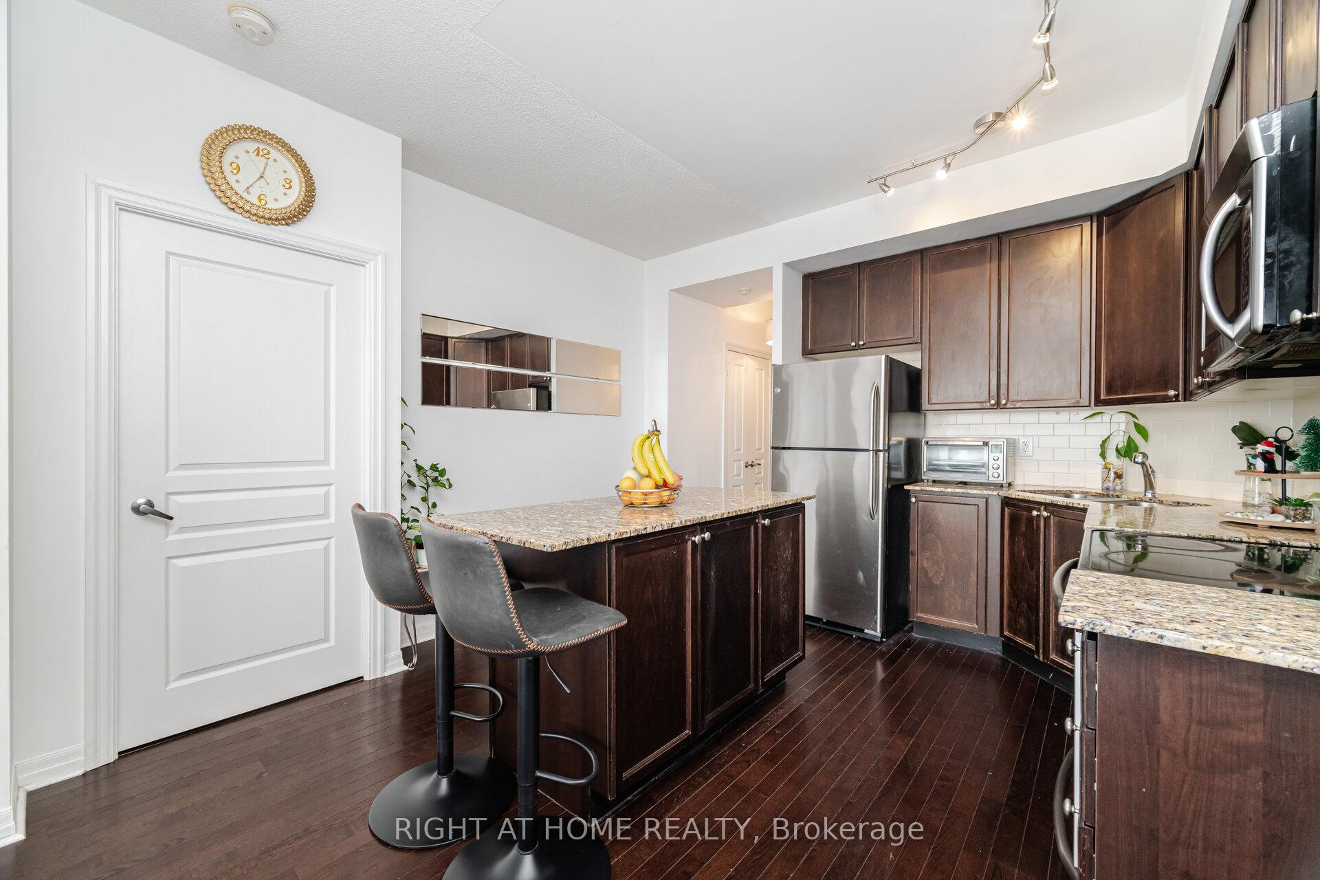 2 Bedrooms Condo at 225 Webb, Mississauga For sale