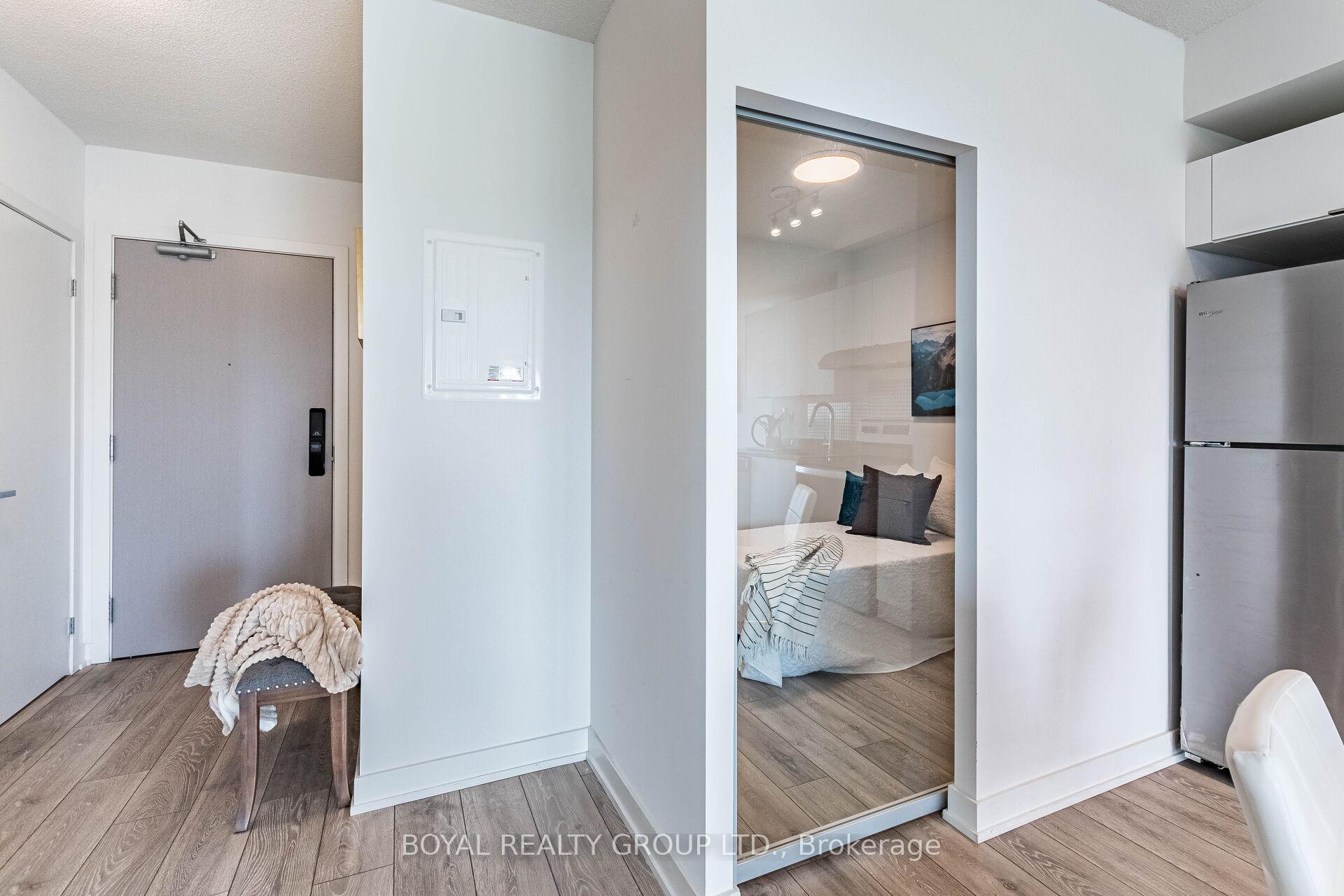 2 Bedrooms Condo at 3200 Dakota Common, Burlington For sale