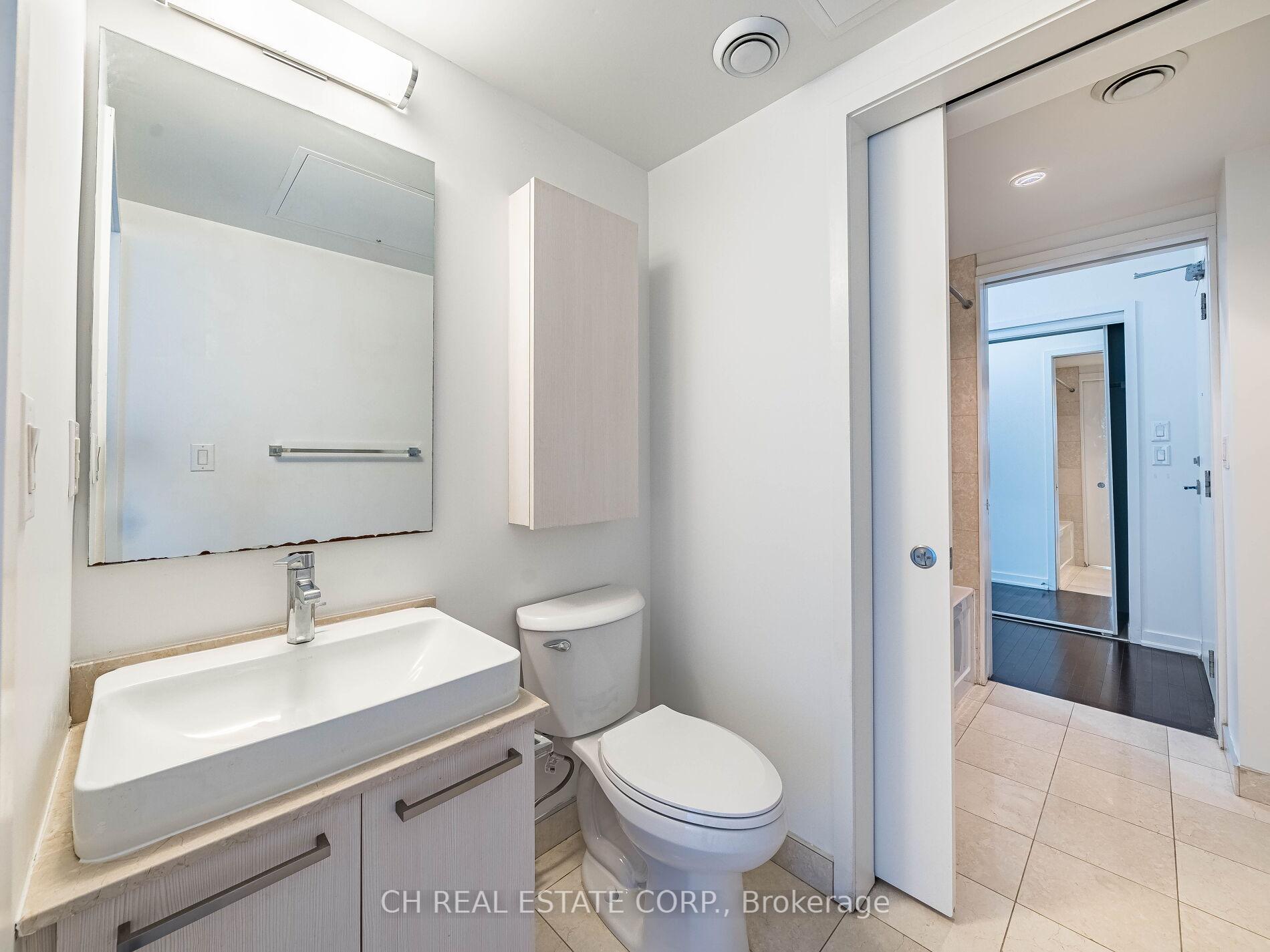 2 Bedrooms Condo at 12 York,  Toronto For sale