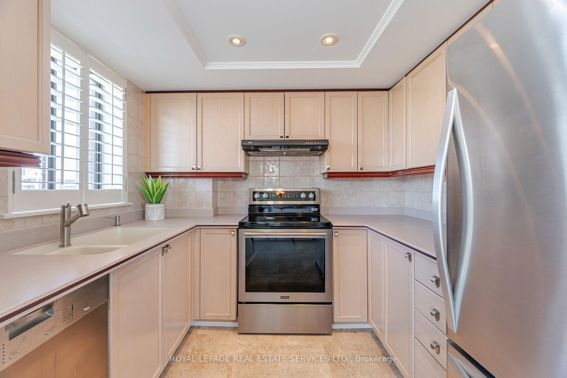 2 Bedrooms Condo at 40 Richview, Toronto For sale