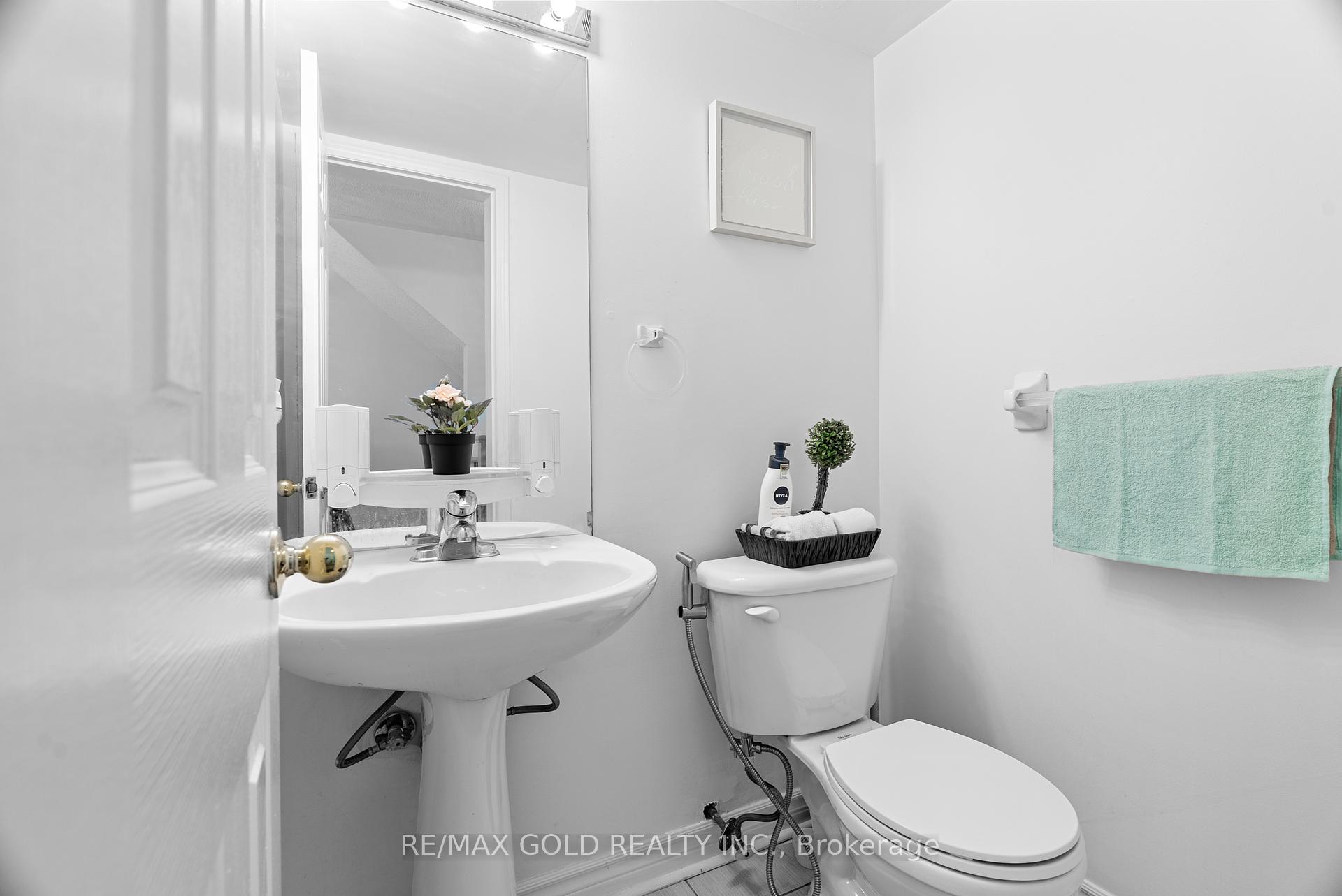3 Bedrooms Condo at 50 Strathaven, Mississauga For sale