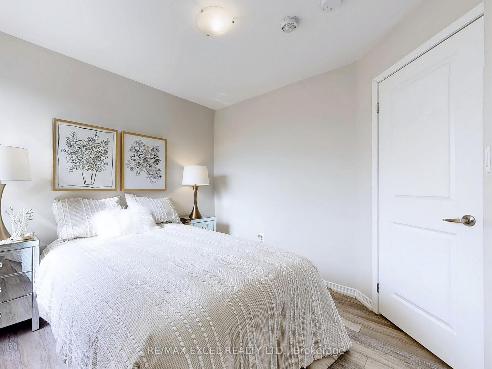 2 Bedrooms Condo at 24 Fieldway,  Toronto For sale