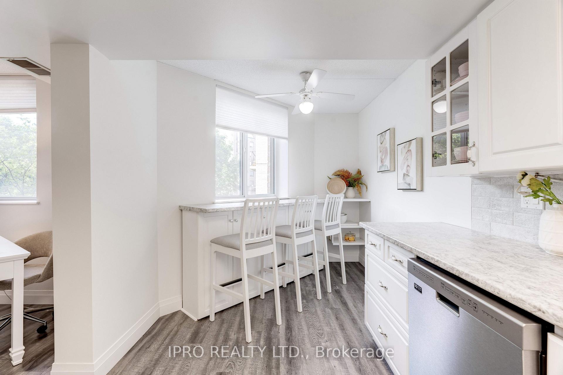 2 Bedrooms Condo at 3499 Upper Middle, Burlington For sale