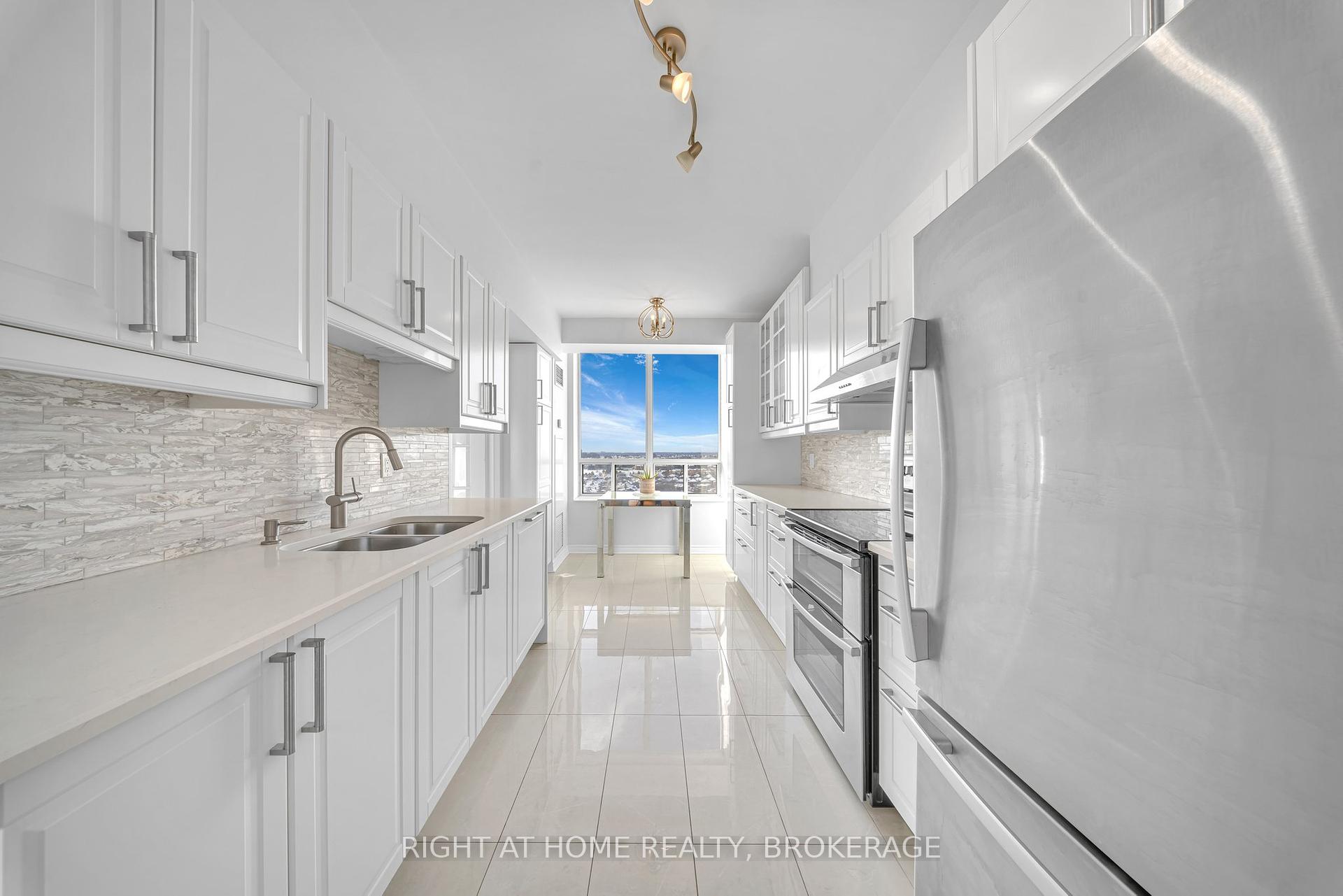 2 Bedrooms Condo at 55 STRATHAVEN, Mississauga For sale
