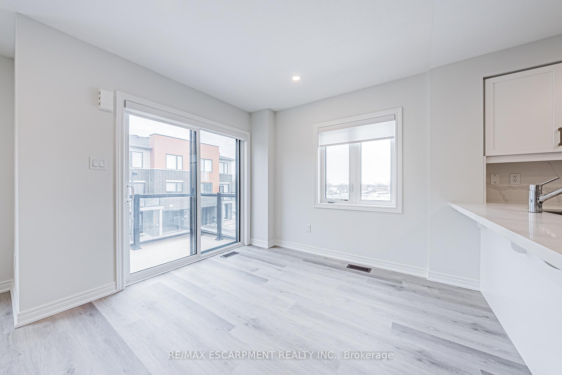 3 Bedrooms Condo at 55 Dryden,  Hamilton For sale