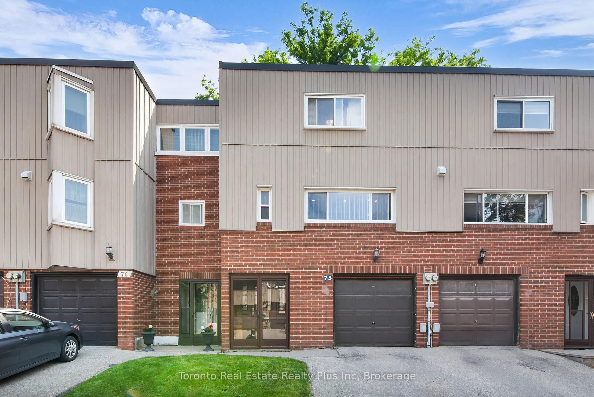 3 Bedrooms Condo at 400 Bloor, Mississauga For sale