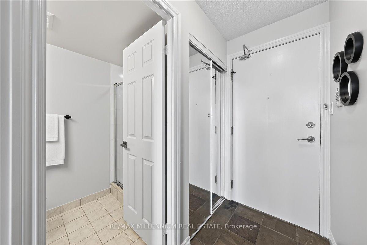2 Bedrooms Condo at 125 Omni, Toronto For sale