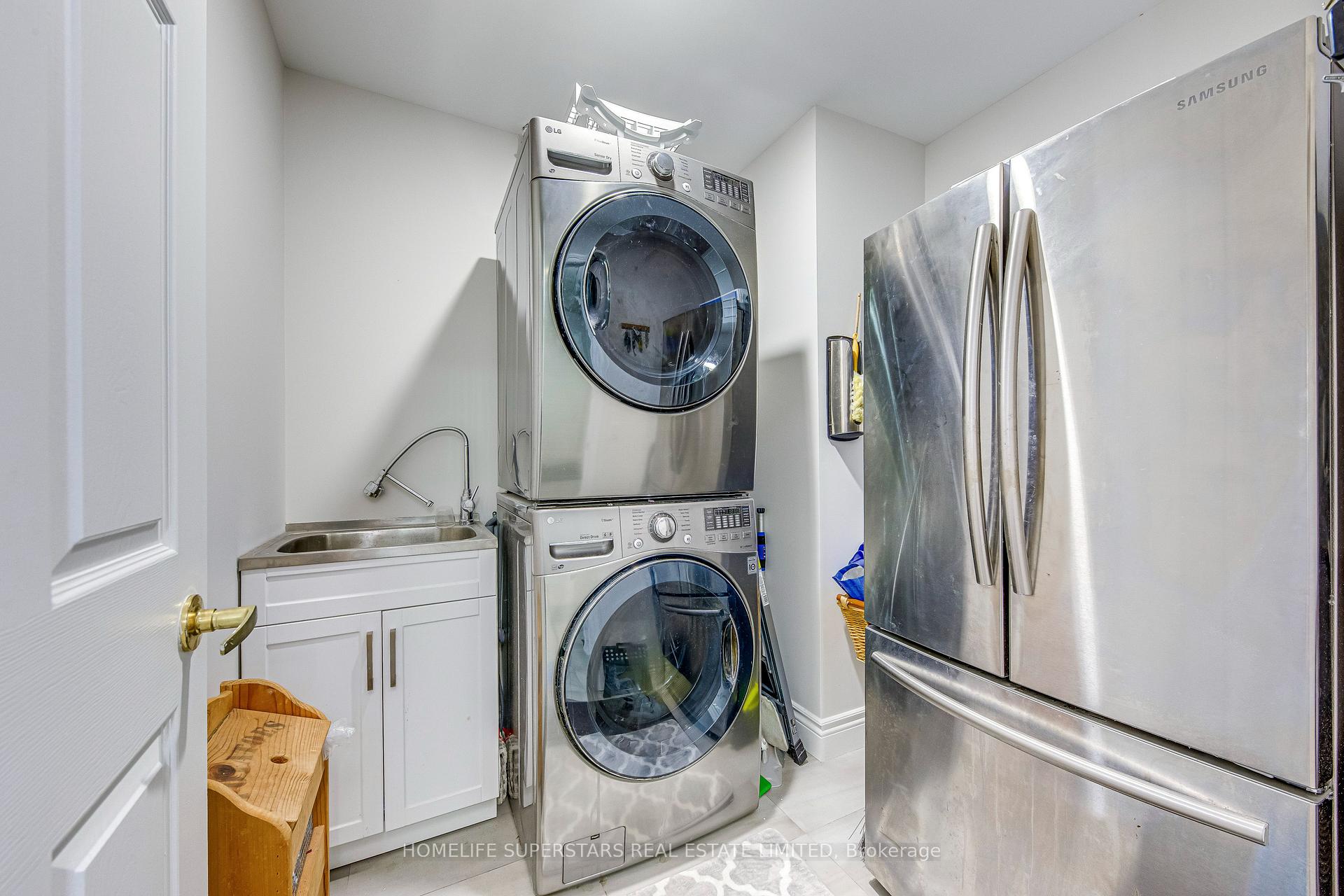 3 Bedrooms Condo at 25 Kingsbridge Garden, Mississauga For sale