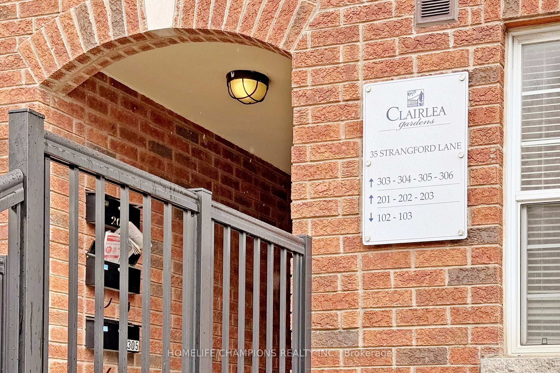 2 Bedrooms Condo at 35 Strangford, Toronto For sale