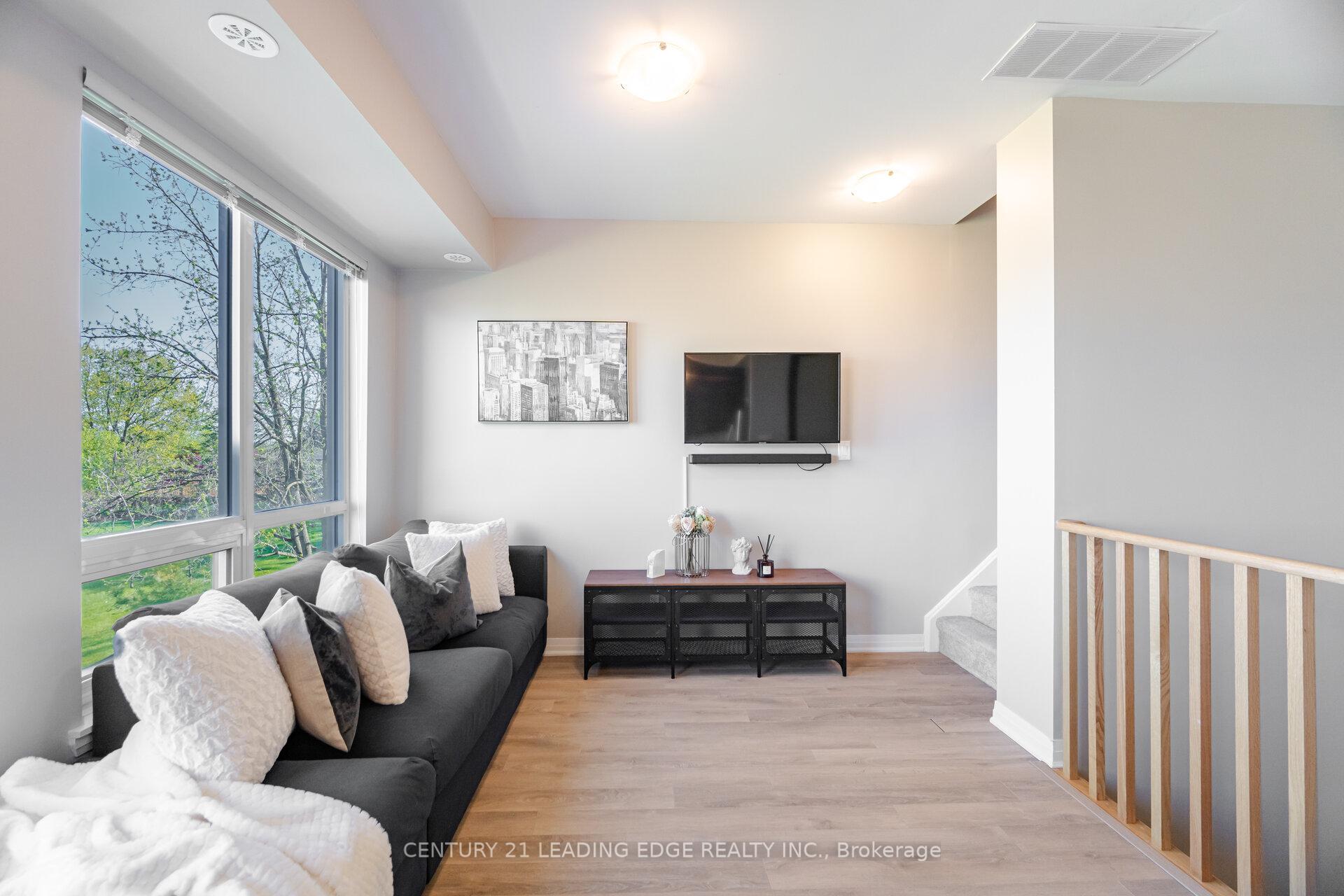 2 Bedrooms Condo at 650 Atwater, Mississauga For sale