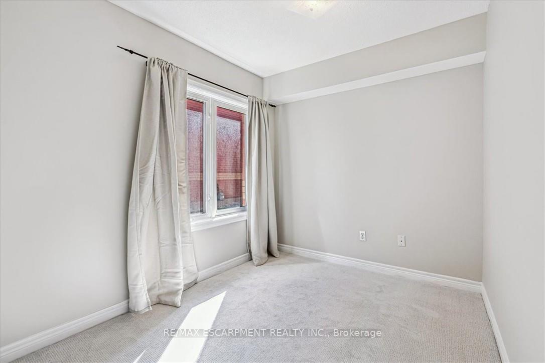 2 Bedrooms Condo at 4140 Foxwood, Burlington For sale