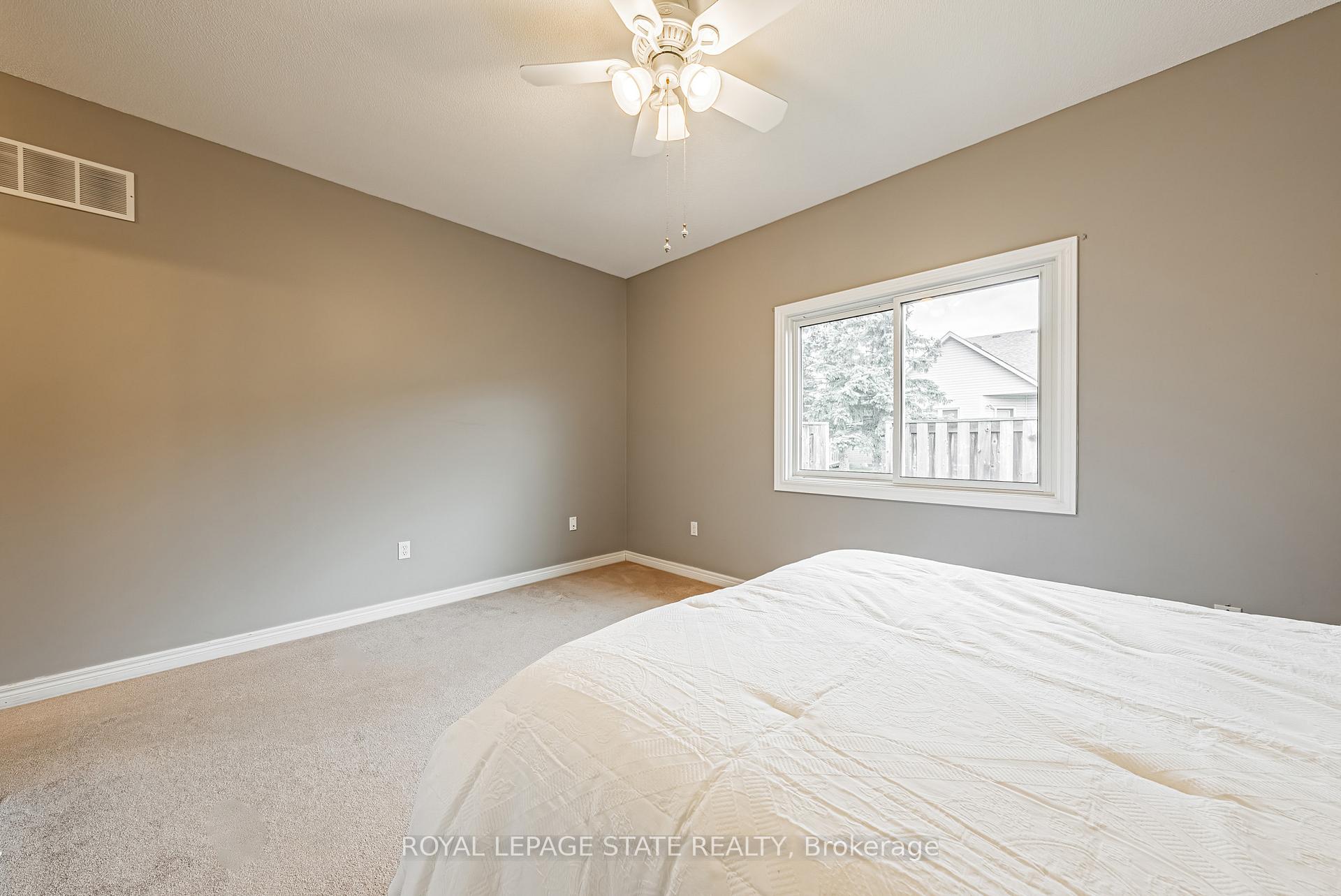 2 Bedrooms Condo at 130 Southbrook, Hamilton For sale
