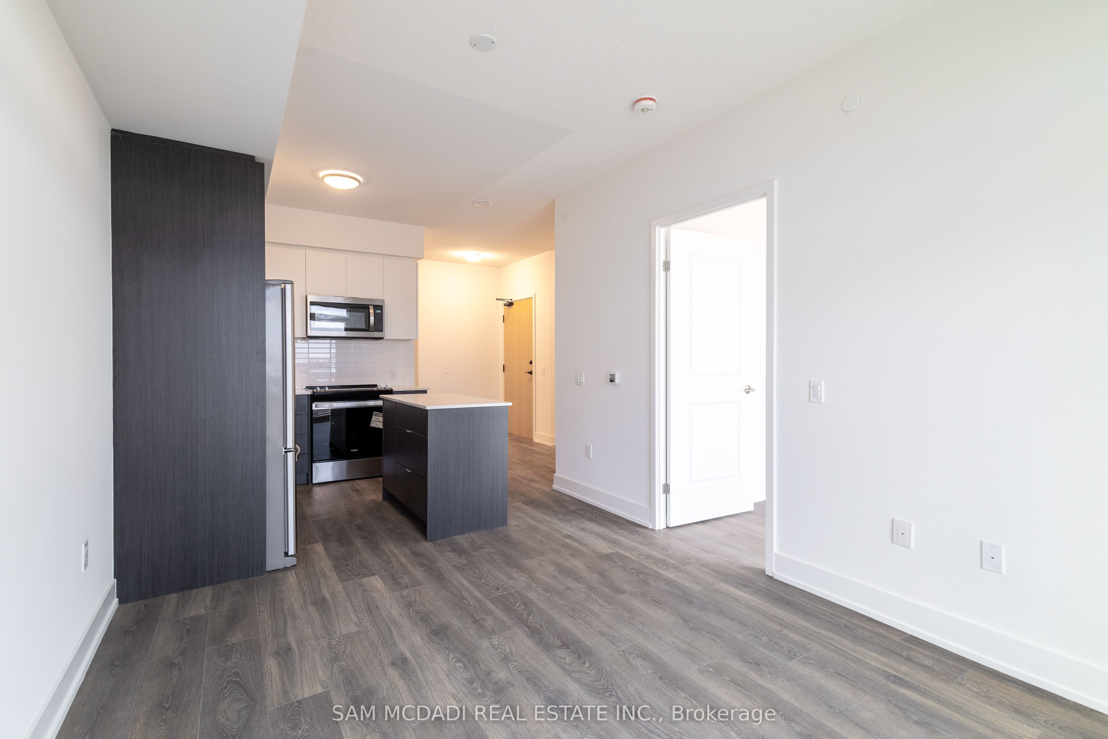 202 Burnhamthorpe Road E, #2004