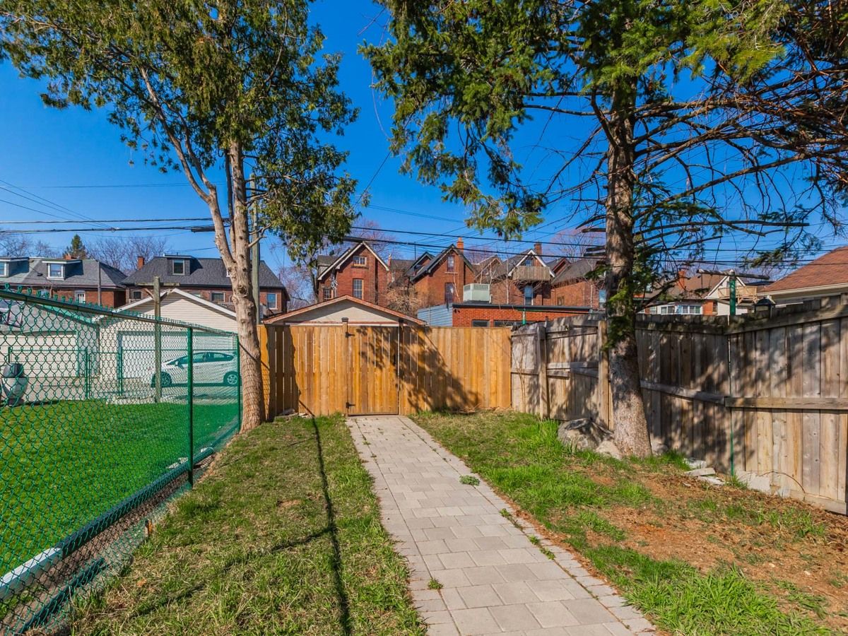 160 Lansdowne Avenue 4
