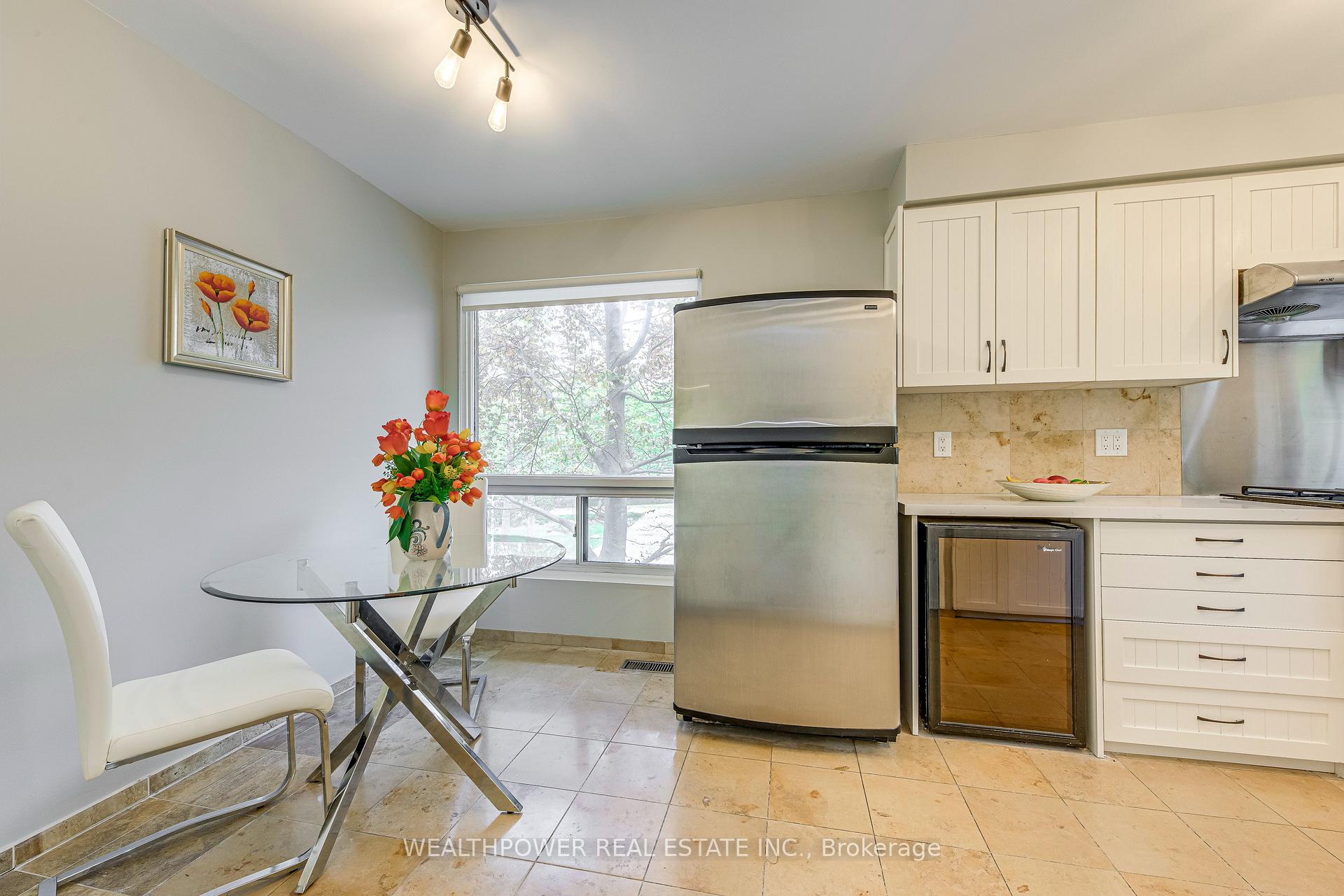3 Bedrooms Condo at 1250 Marlborough, Oakville For sale