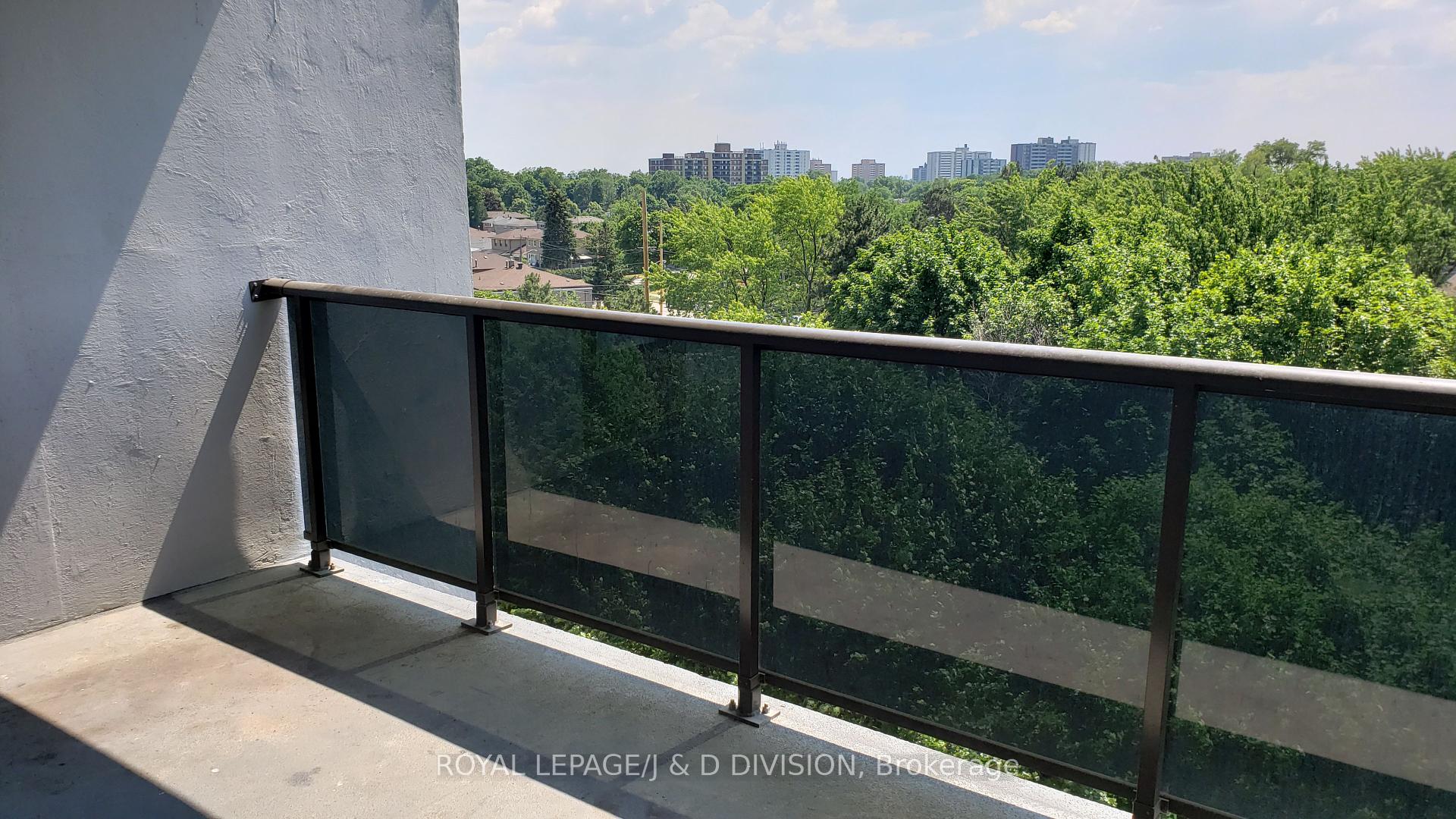 2 Bedrooms Condo at 10 Tobermory, Toronto For sale