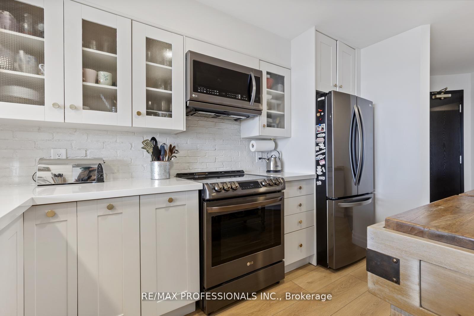 2 Bedrooms Condo at 1500 Grazia, Mississauga For sale