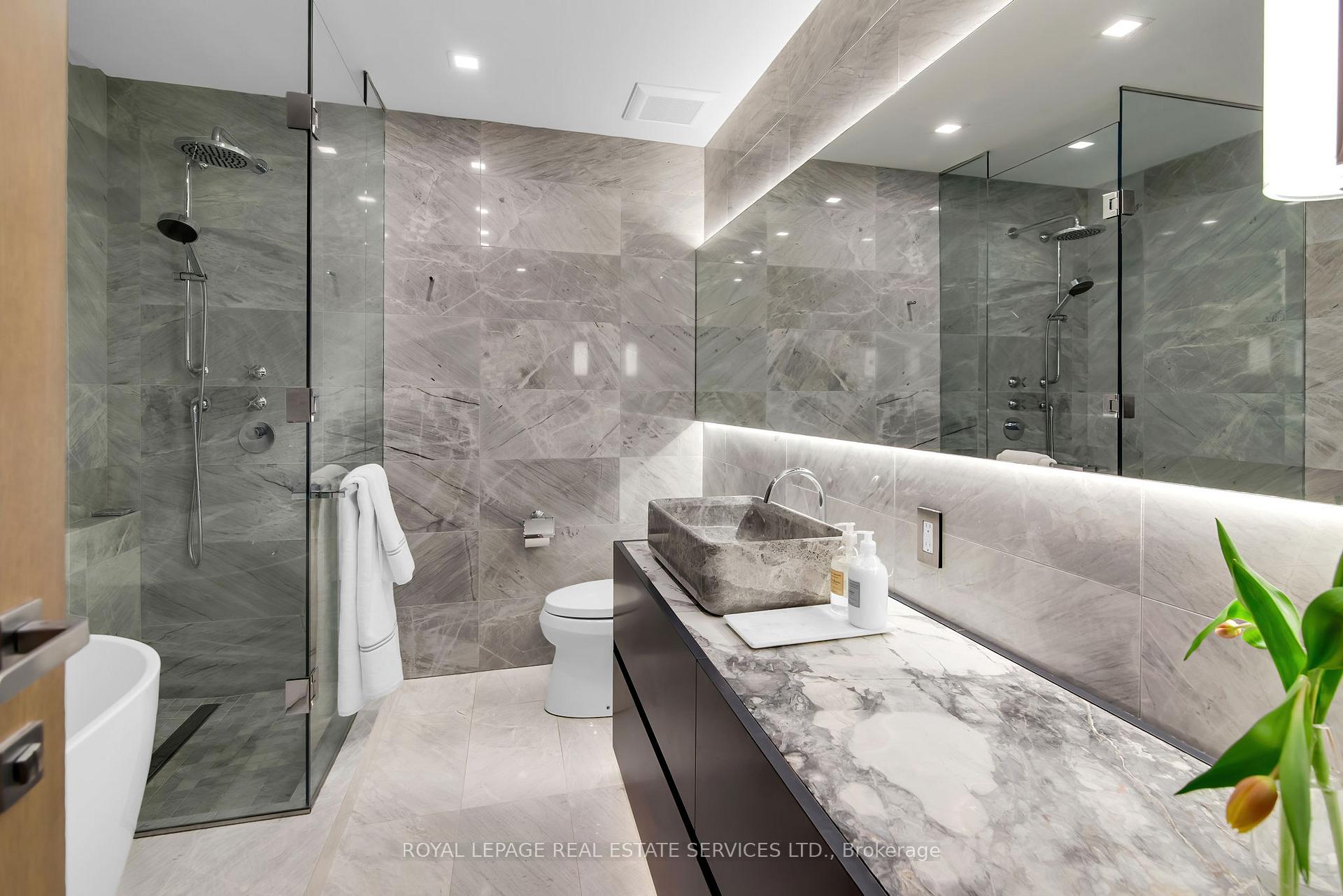 2 Bedrooms Condo at 38 Avenue, Toronto For sale