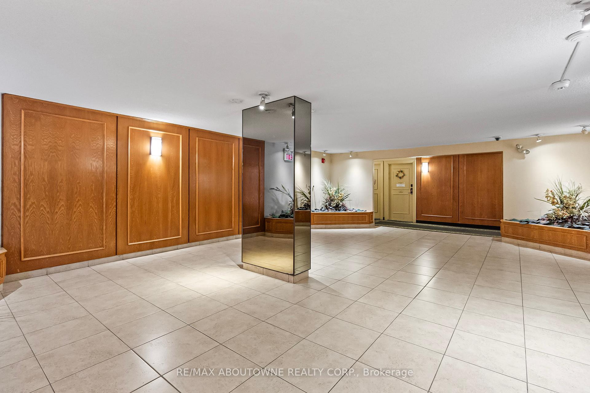 3 Bedrooms Condo at 1300 Marlborough, Oakville For sale