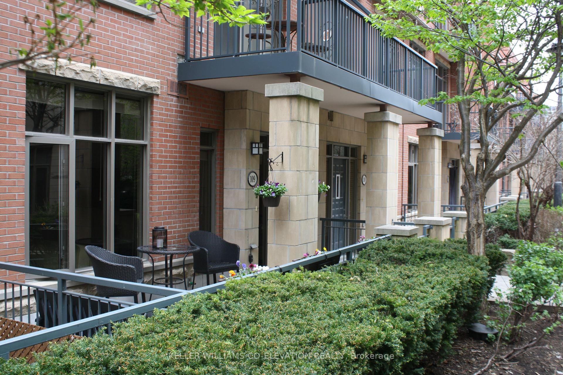 2 Bedrooms Condo at 330 Princess Royal, Mississauga For sale