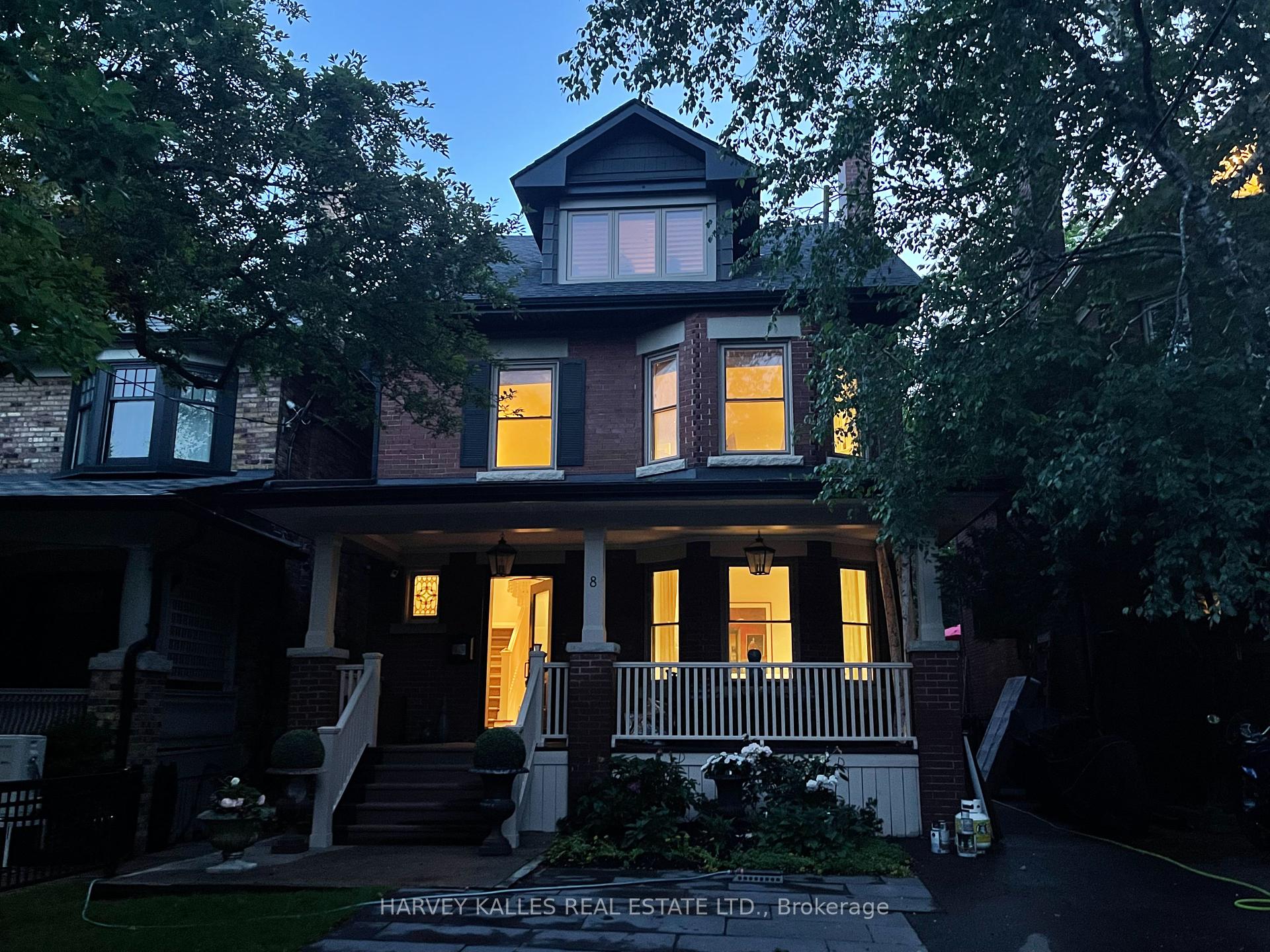 8 Edgewood Crescent