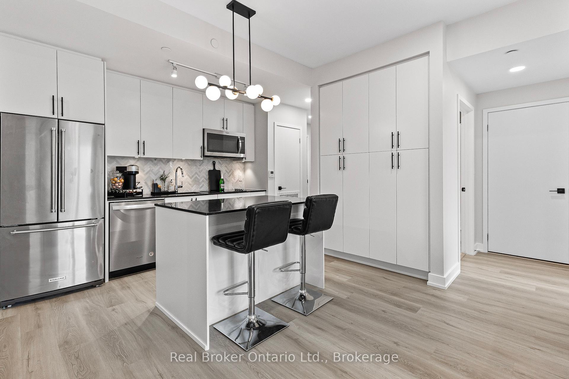 3 Bedrooms Condo at 168 Sabina,  Oakville For sale