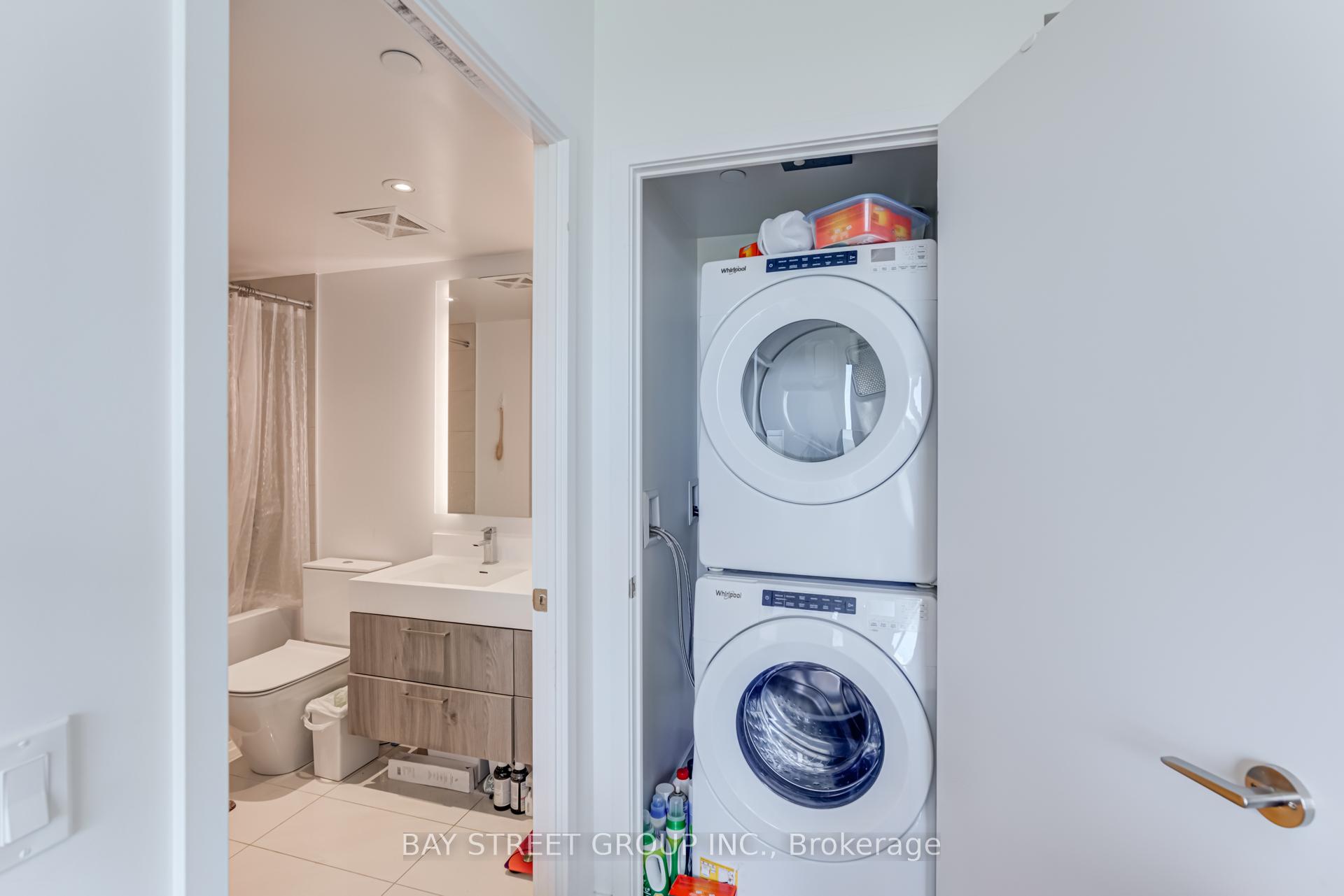 2 Bedrooms Condo at 1 Yorkville, Toronto For sale