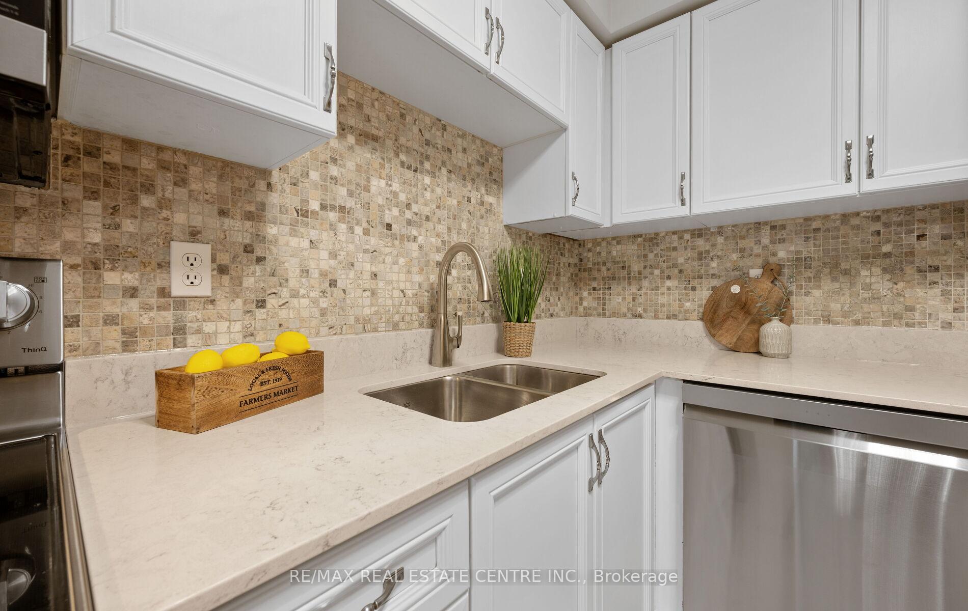 4 Bedrooms Condo at 5030 Heatherleigh, Mississauga For sale